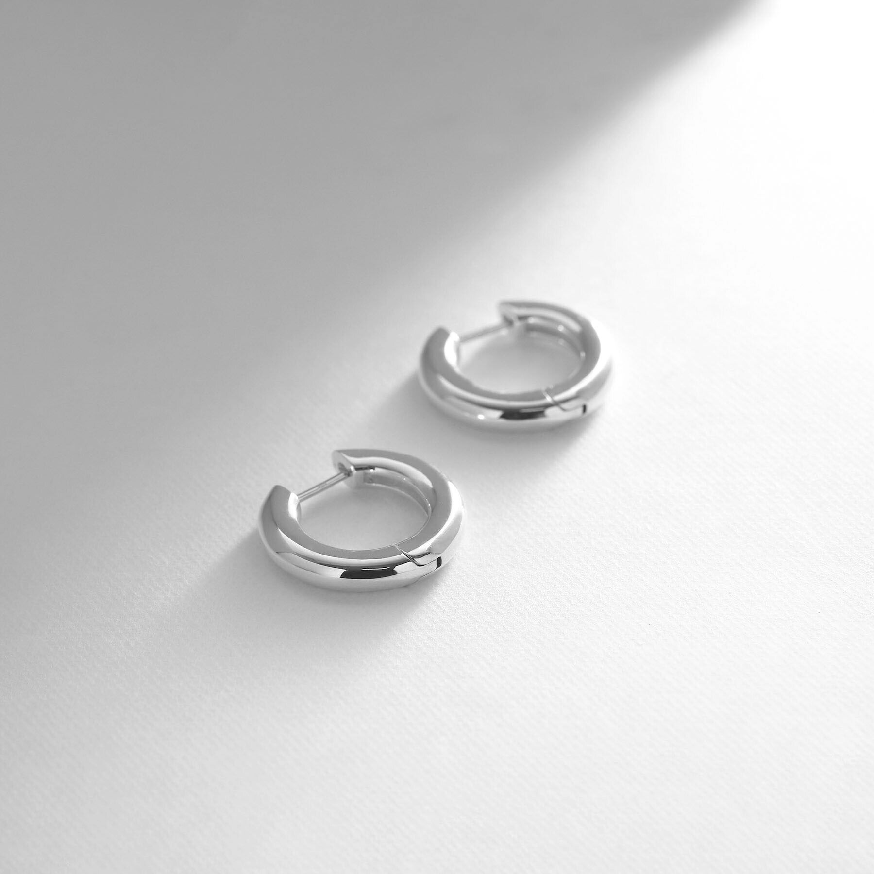 COCOSHNIK ONKITSCH「シルバー ハギーフープ ラウンドピアス」|ピアス|シルバー(600)