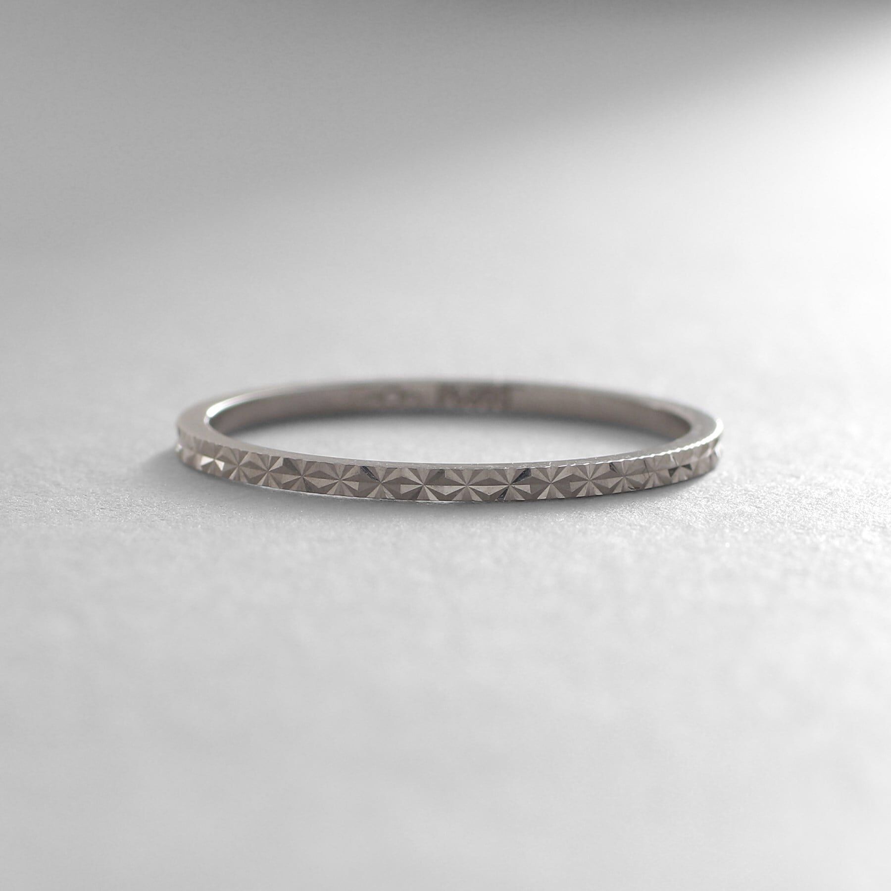 COCOSHNIK「プラチナ 極光彫り リング細」|リング|