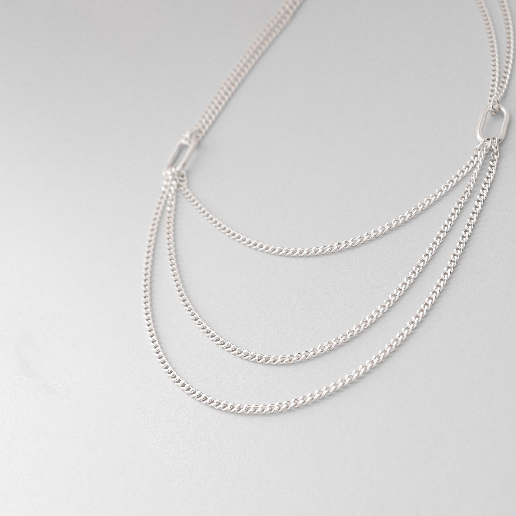 COCOSHNIK ONKITSCH「シルバー カーブチェーン ビブネックレス」|ネックレス|