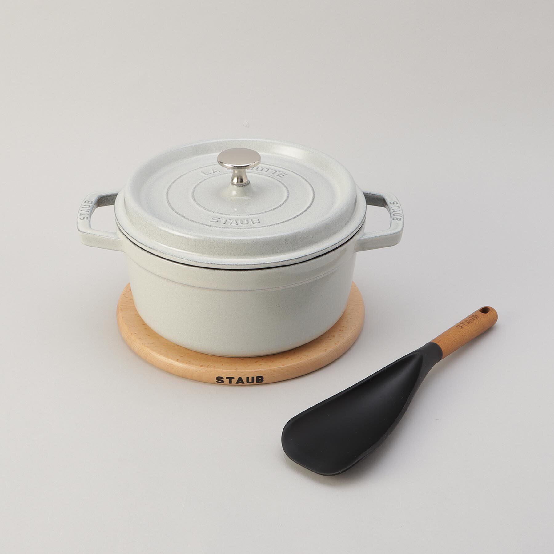 212 KITCHEN STORE「50thアニバーサリーセット　ラウンド22cm・トリベットスプーン カンパーニュ ＜STAUB スト」|食器・キッチングッズ|その他