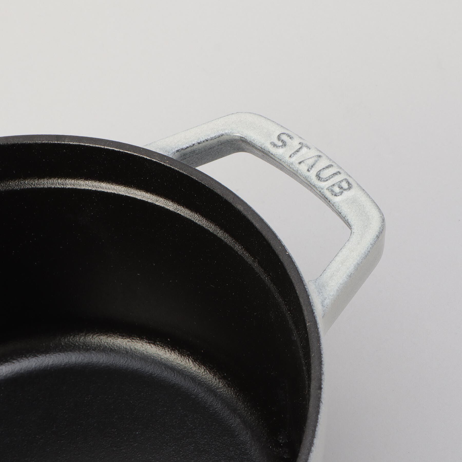 212 KITCHEN STORE「50thアニバーサリーセット　ラウンド22cm・トリベットスプーン カンパーニュ ＜STAUB スト」|食器・キッチングッズ|