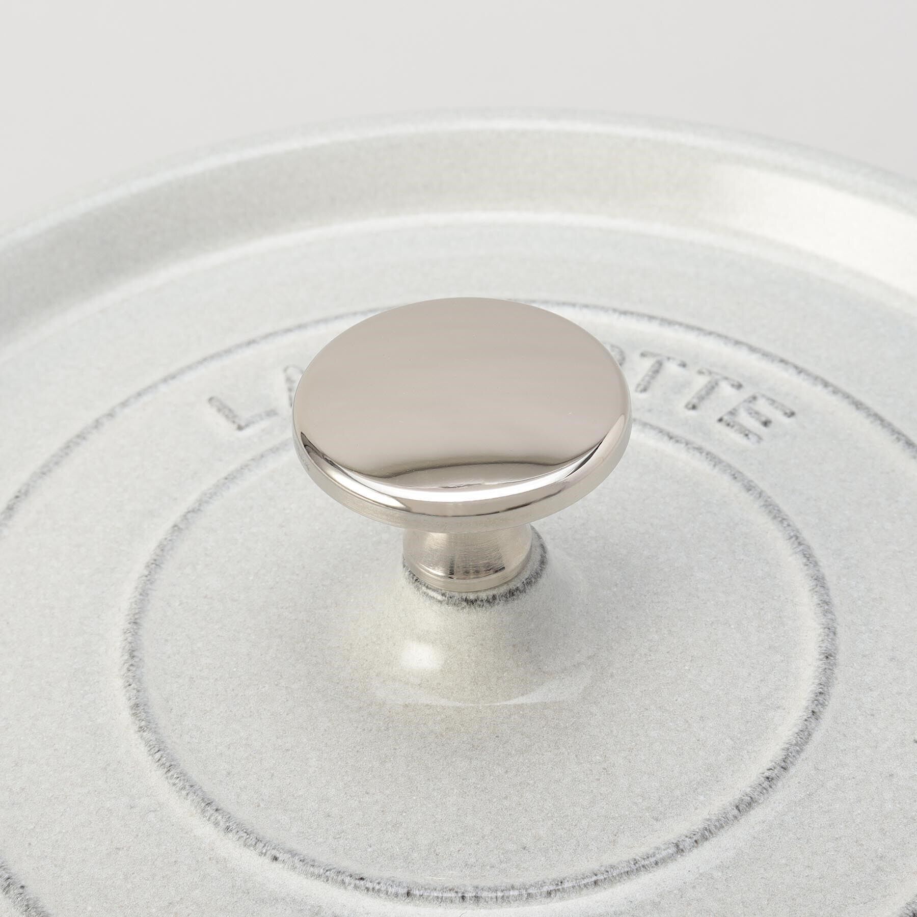 212 KITCHEN STORE「50thアニバーサリーセット　ラウンド22cm・トリベットスプーン カンパーニュ ＜STAUB スト」|食器・キッチングッズ|