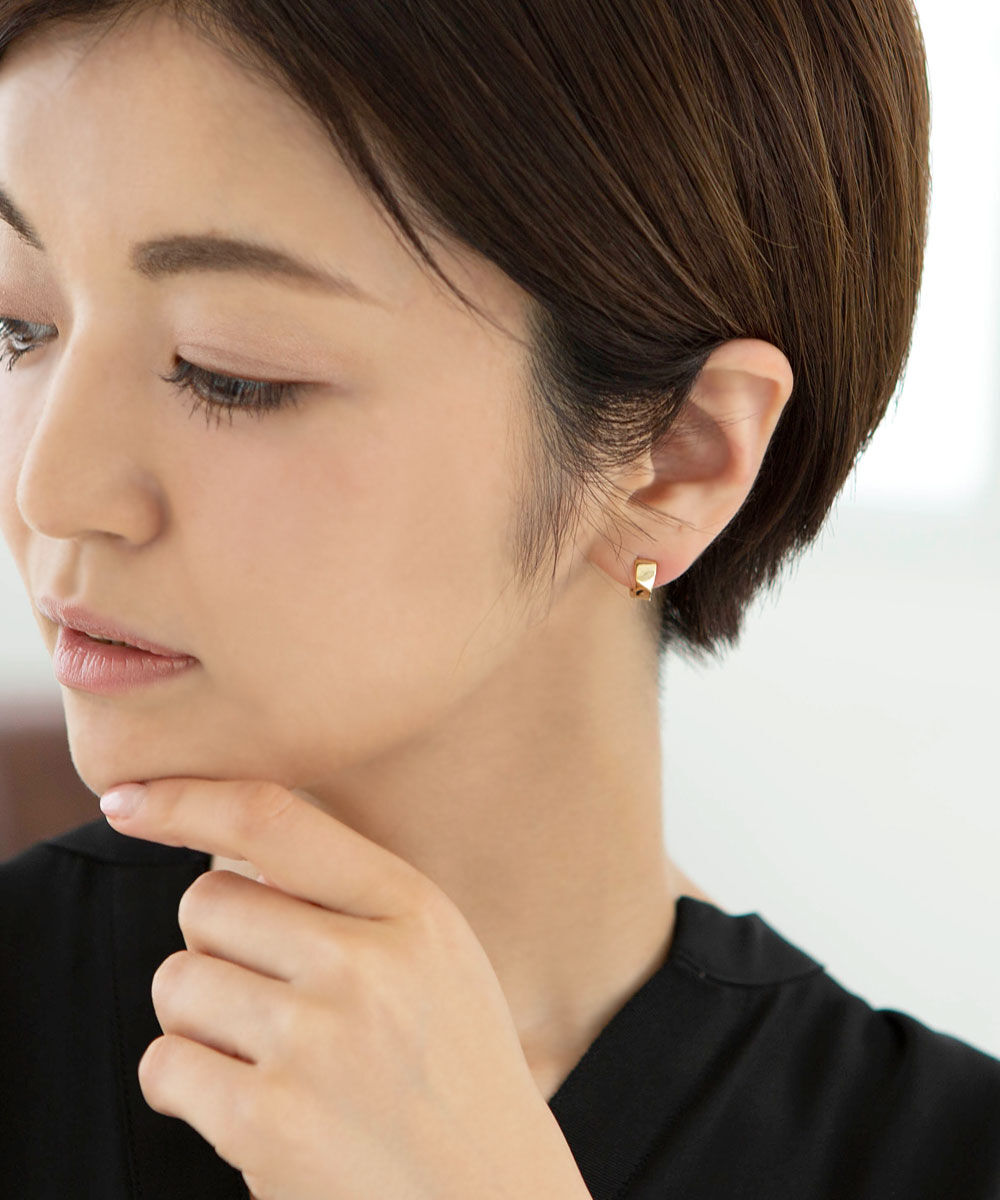 colleca la「miniループフィット・ななめラインのフープイヤリング」|イヤリング|