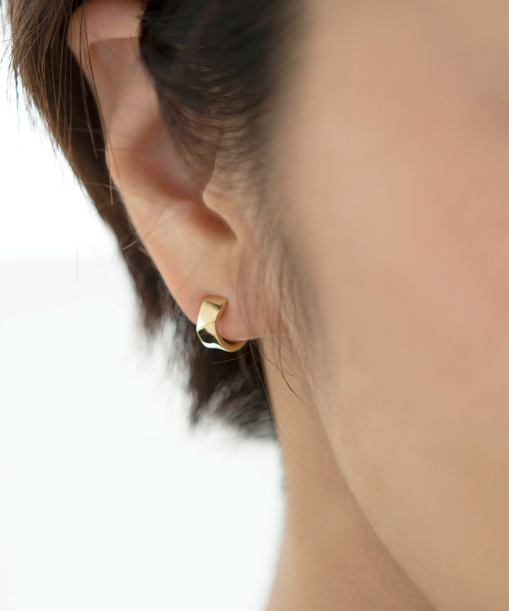 colleca la「miniループフィット・ななめラインのフープイヤリング」|イヤリング|
