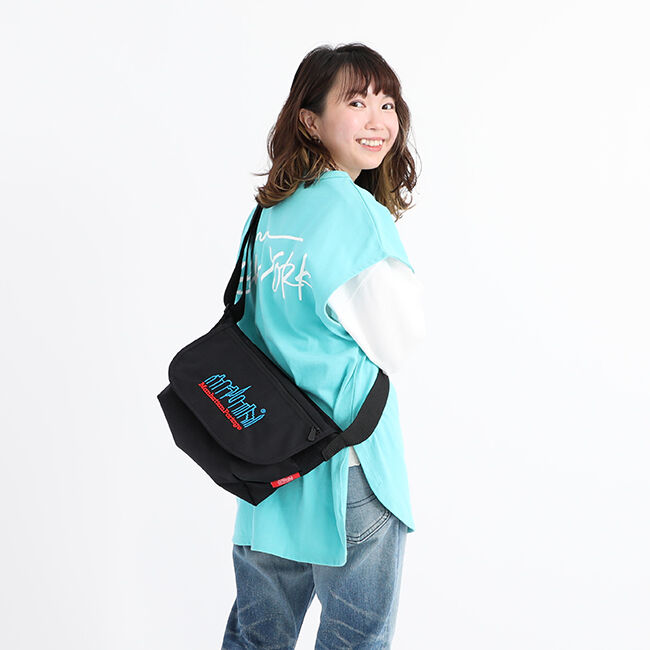 Manhattan Portage「Nylon Messenger Bag JR Flap Zipper Pocket 3D Embroidery Neon」|ショルダー・メッセンジャー|