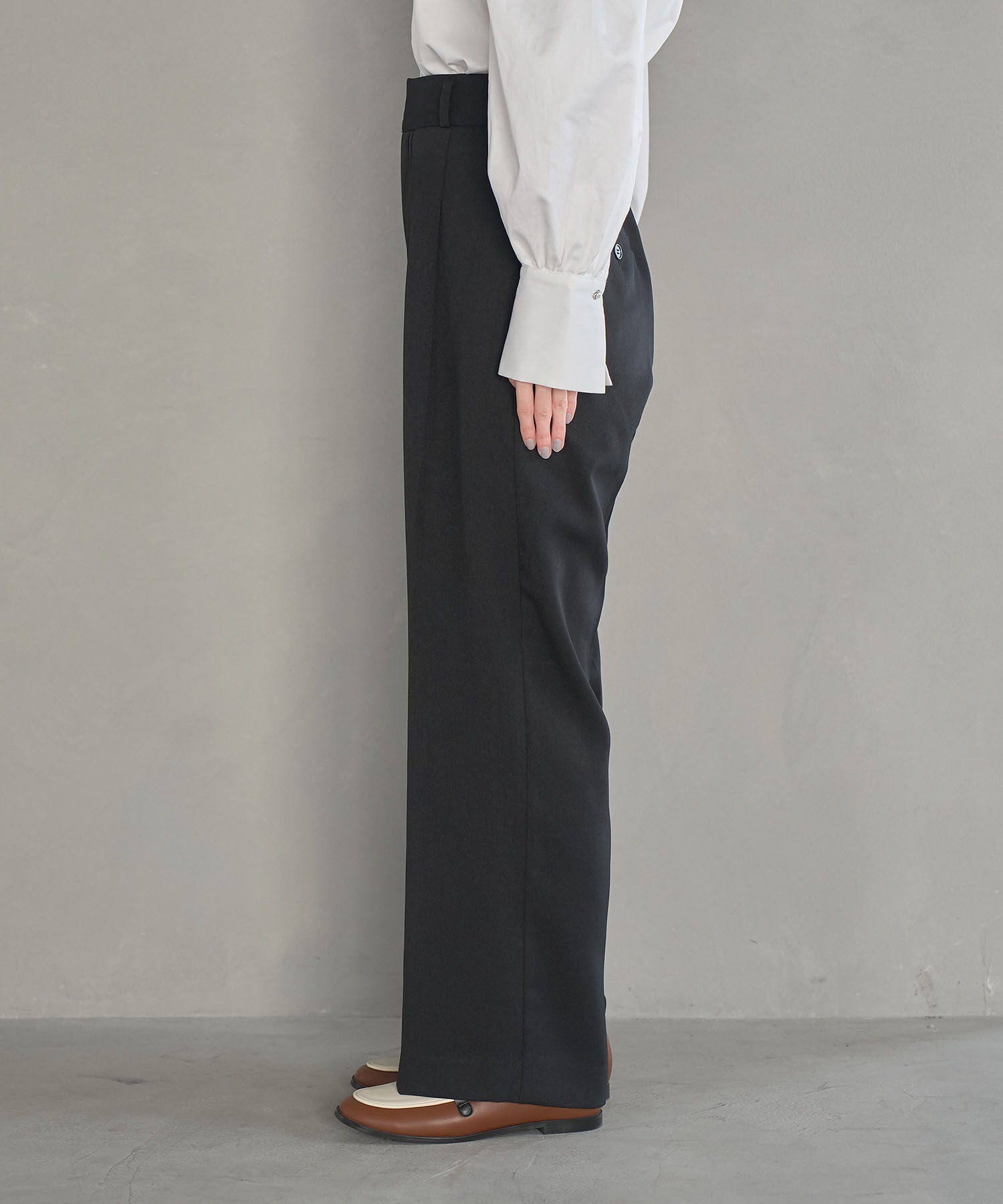 VIS「【防シワ・洗える】パウダリーツイルストレートパンツ」|スラックス|