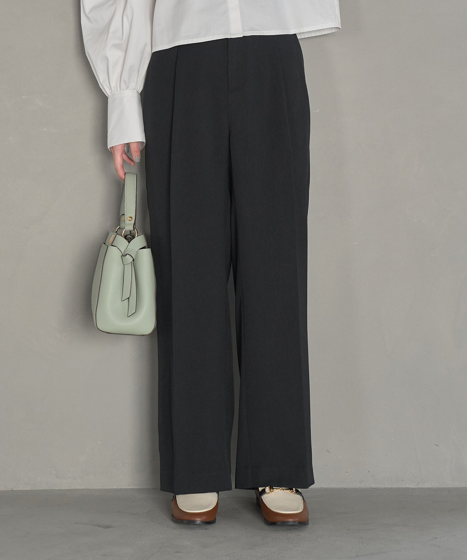 VIS「【防シワ・洗える】パウダリーツイルストレートパンツ」|スラックス|