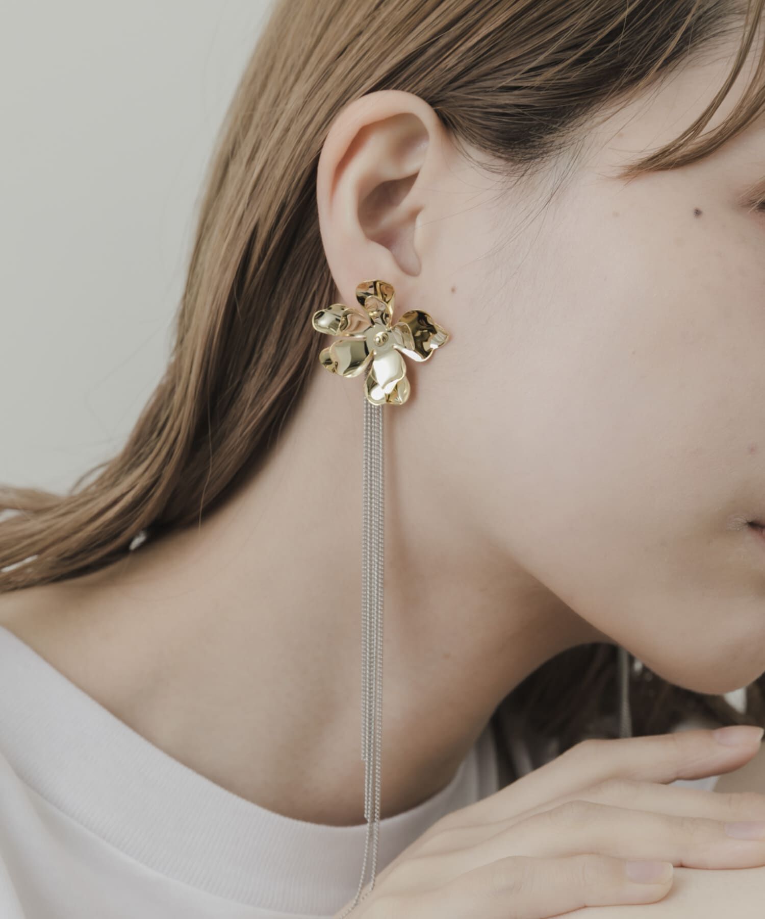 SMELLY「メタルフラワーロングチェーンピアス」|ピアス|ゴールド系その他