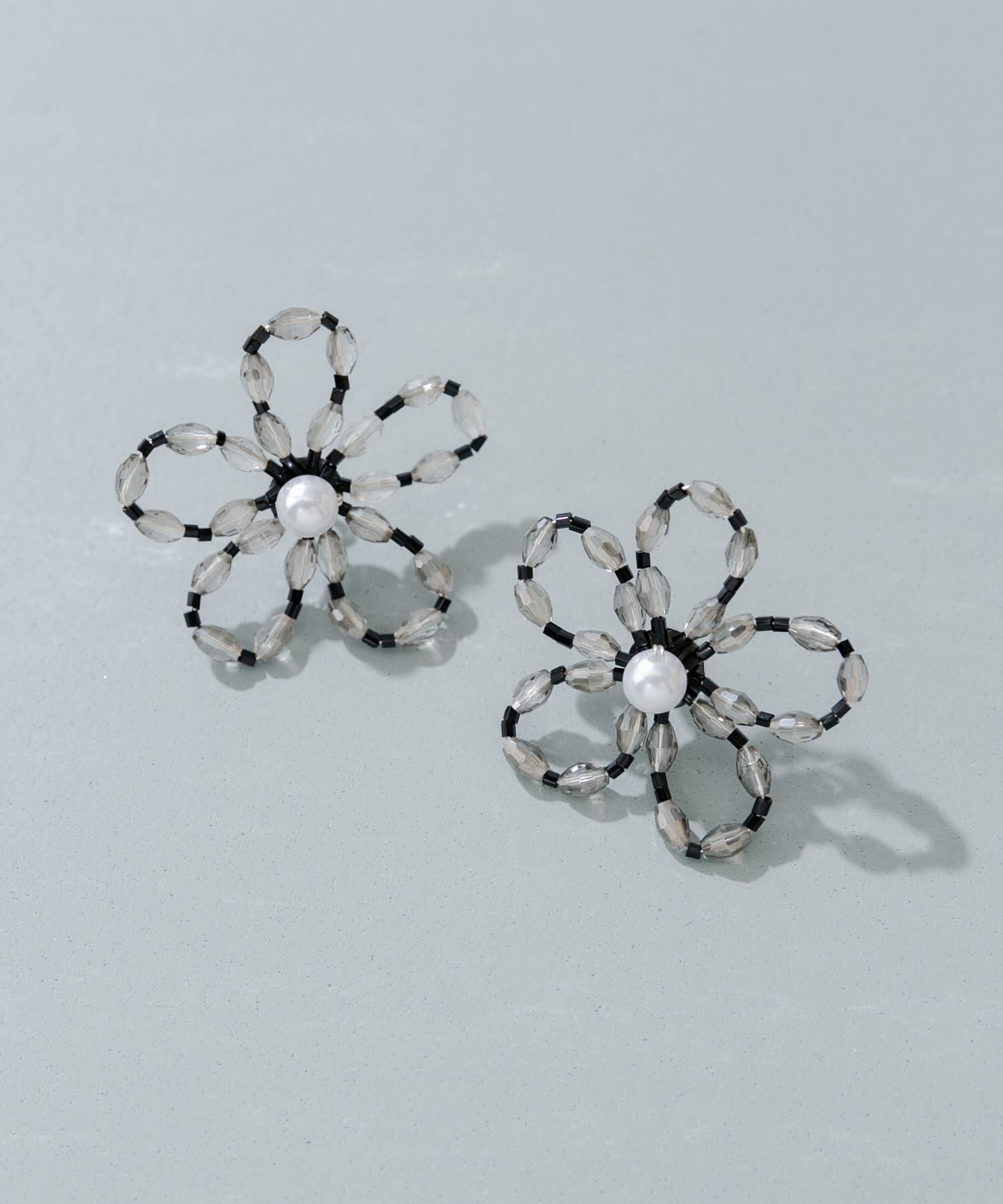 SMELLY「フラワービーズピアス」|ピアス|ブラック