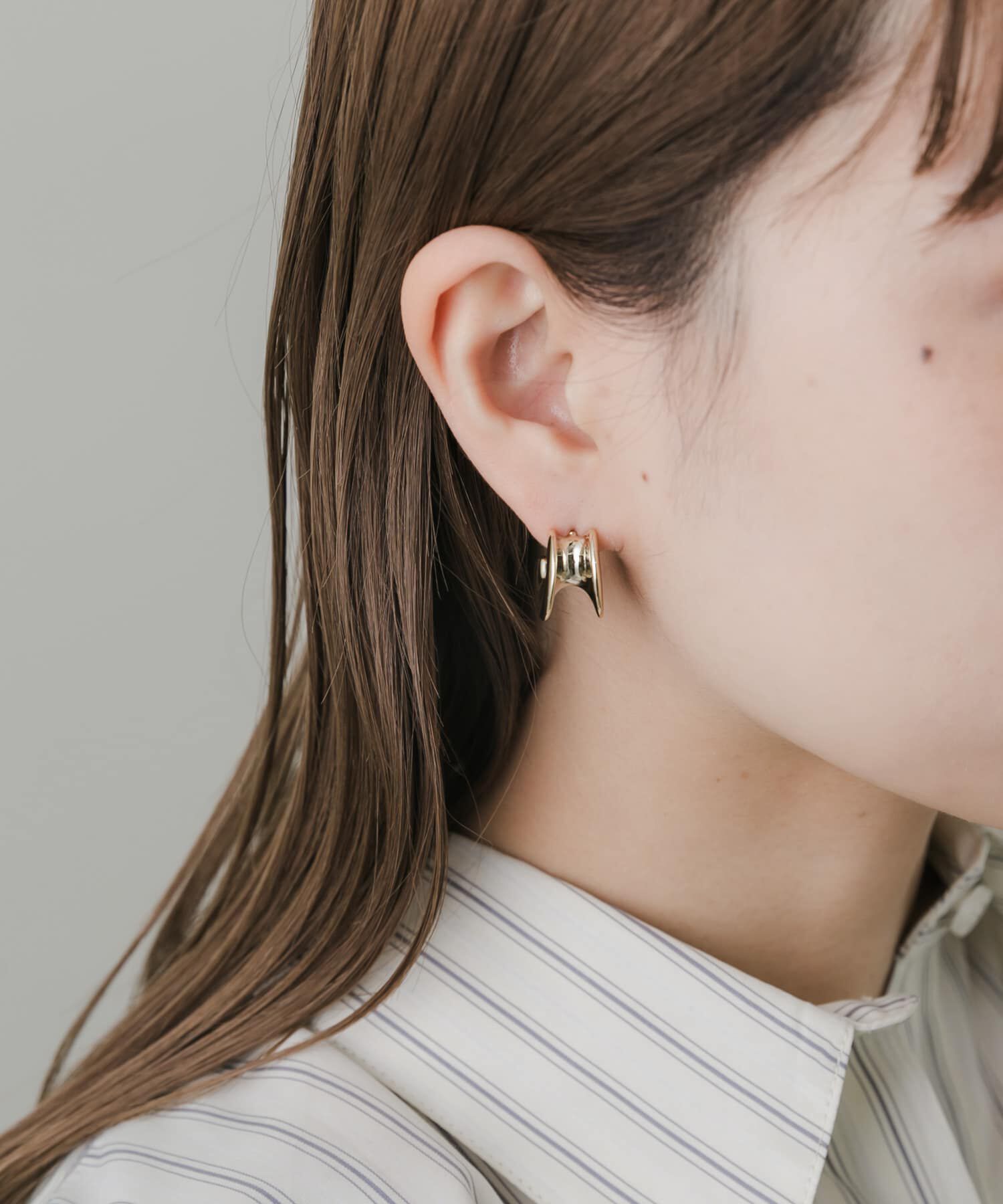 SMELLY「ニュアンスカーブワイドピアス」|ピアス|