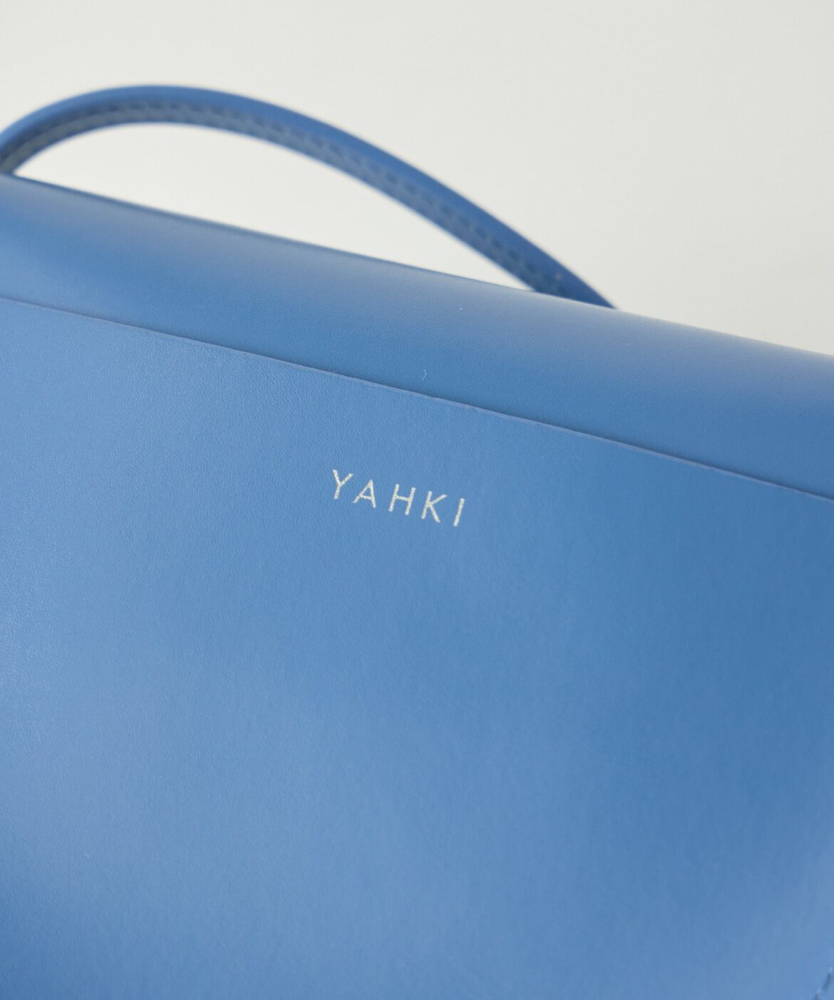 INED「《SUPERIOR CLOSET》ダブルフェイスレザー クロスボディーバッグ《YAHKI》」|ショルダー・メッセンジャー|