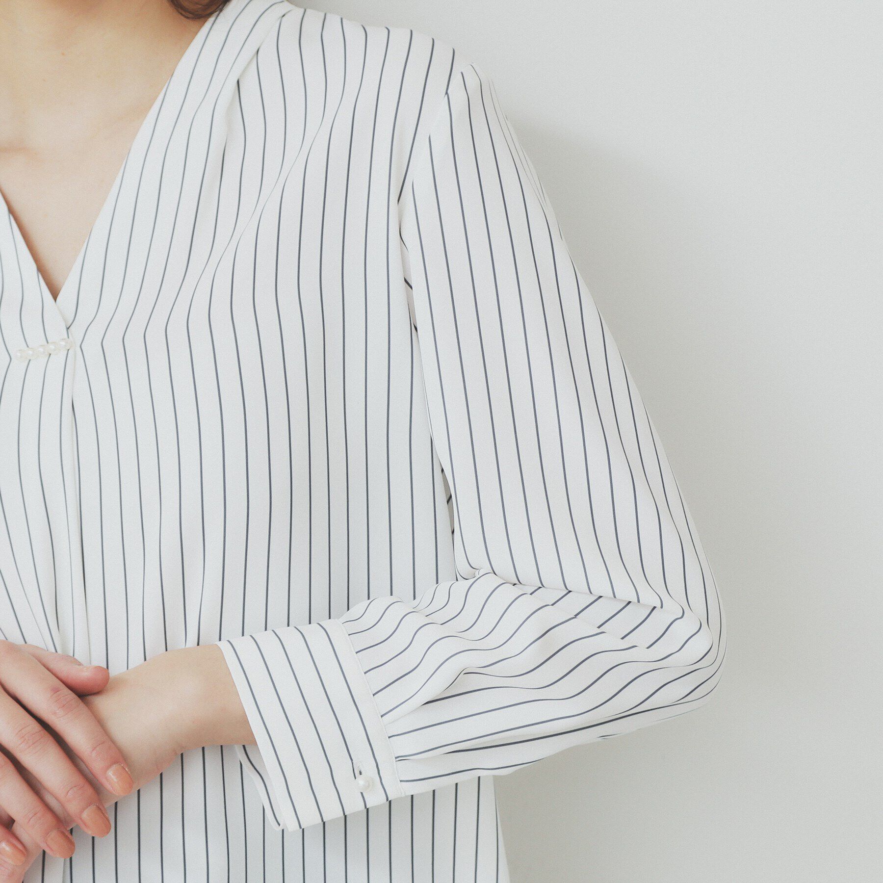 index「Vネックパール調ブラウス【洗濯機洗い可/イージーアイロン】」|シャツ・ブラウス|