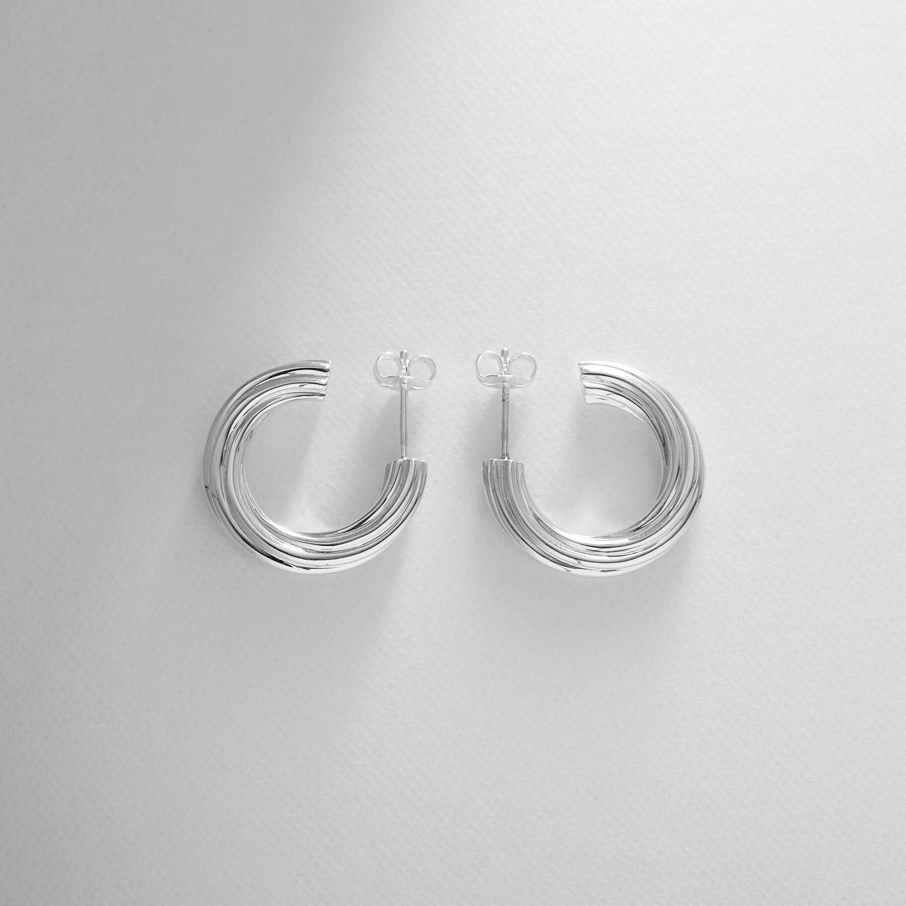 COCOSHNIK ONKITSCH「シルバー スモールフープ スクリューピアス」|ピアス|