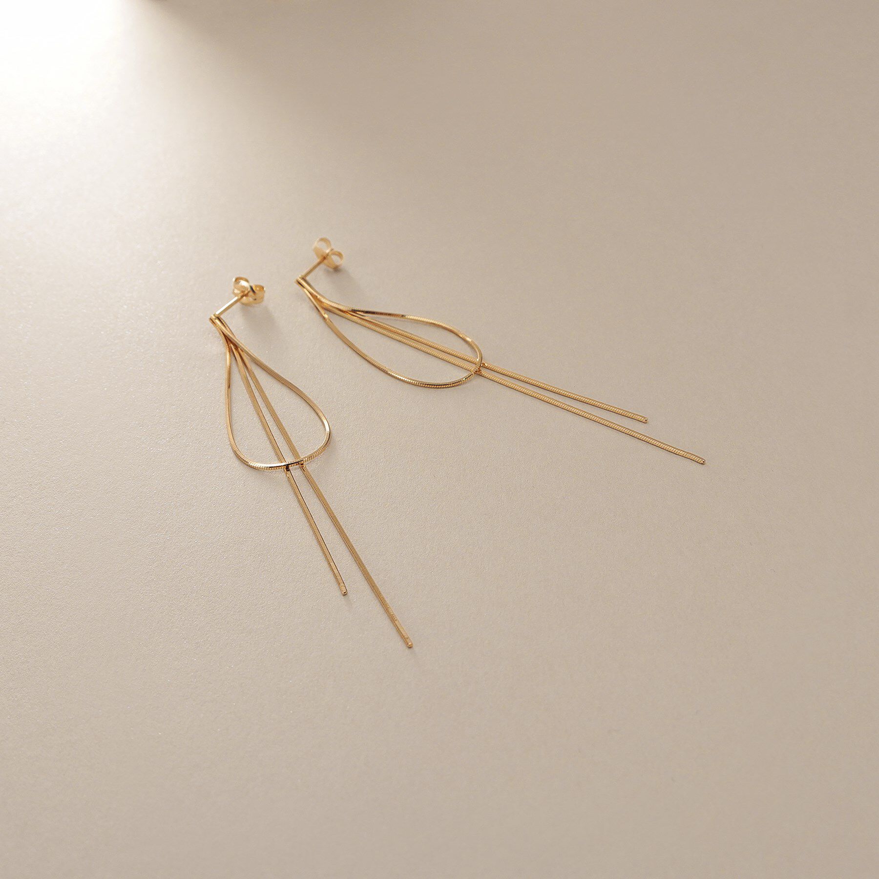 COCOSHNIK「K10コンパクトリボンフリンジ スタッドピアス」|ピアス|