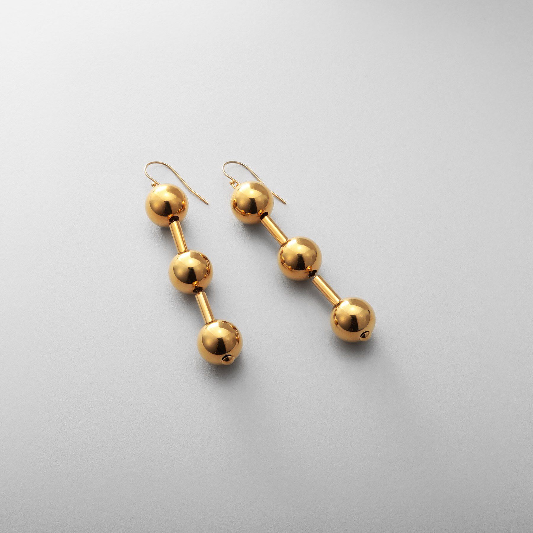 COCOSHNIK ONKITSCH「シルバー ホロウボールコネクテッドピアスGP」|ピアス|ゴールド(600)