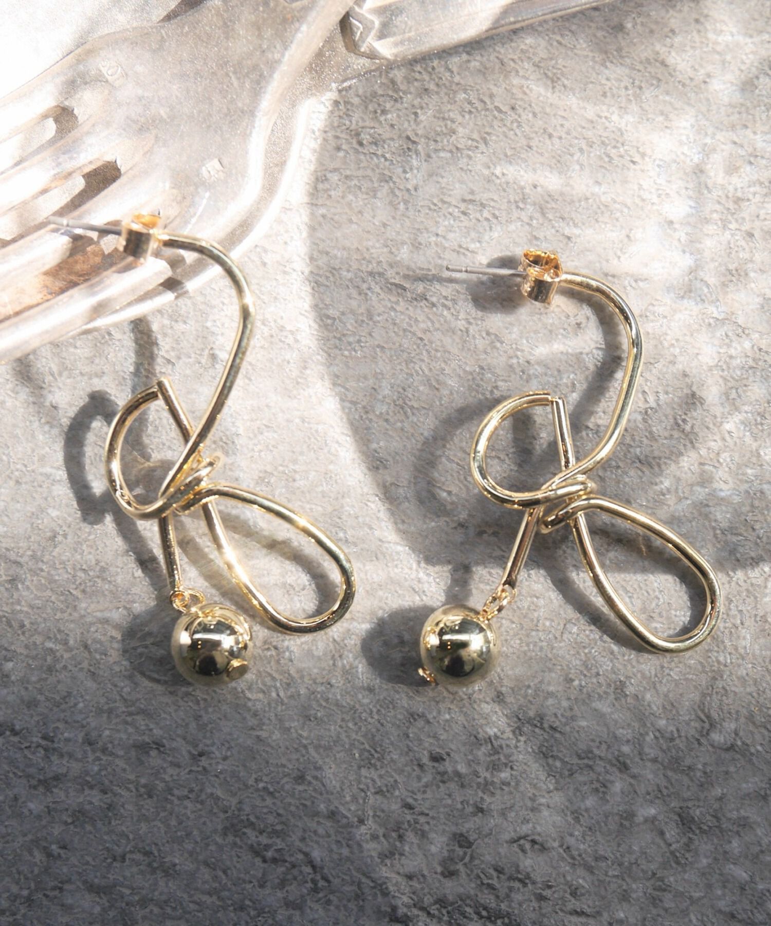 Phoebe+「【amplis】leonリボンピアス ゴールド」|ピアス|