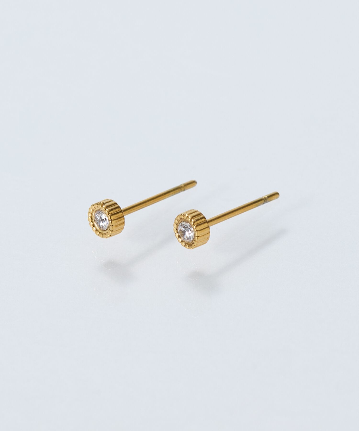 Phoebe「【金属アレルギー対応】プチシャイニングピアス　ゴールド/サージカルステンレス」|ピアス|