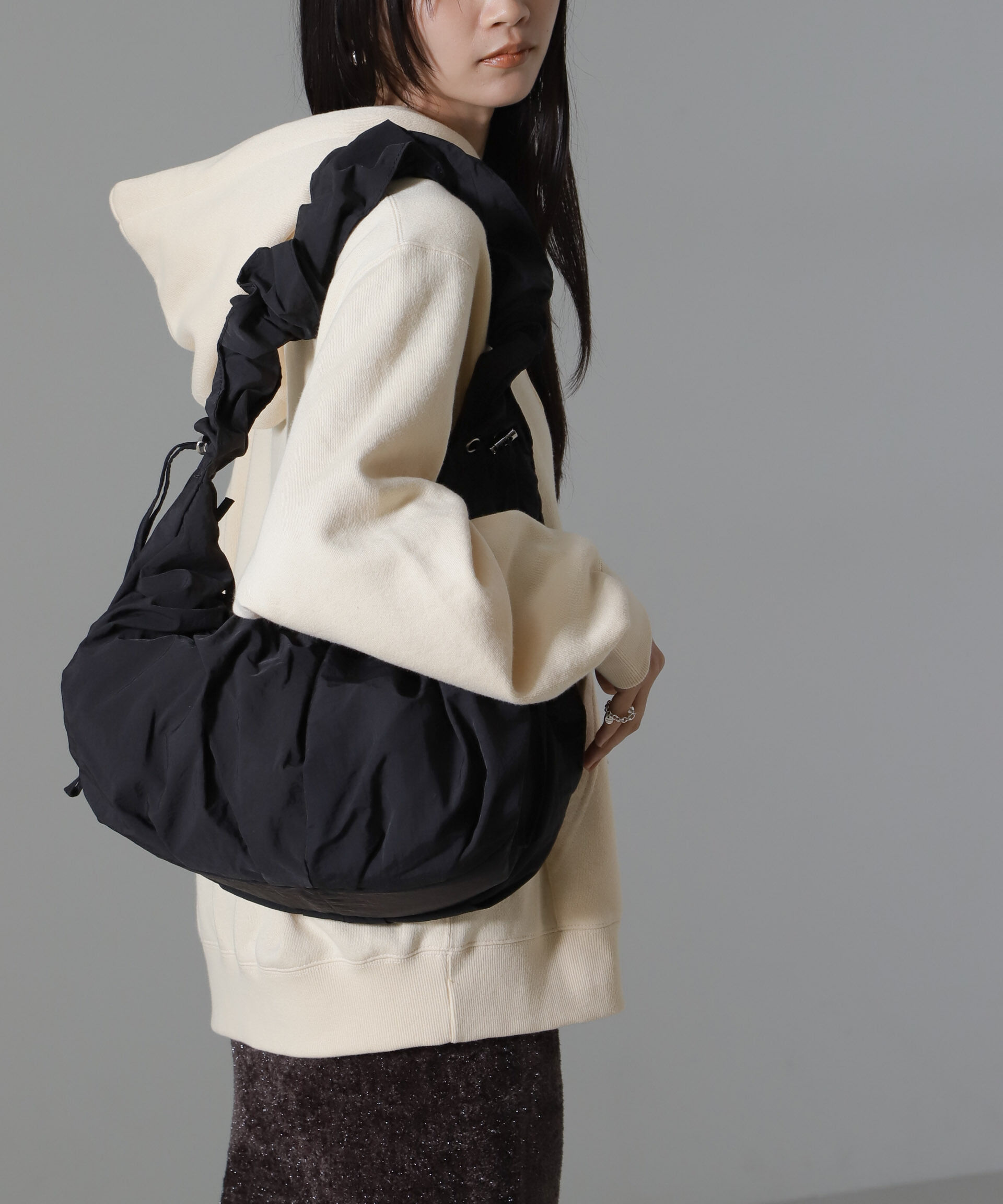 nano･universe「ギャザーハンドルショルダーバッグ」|ショルダー・メッセンジャー|ブラック