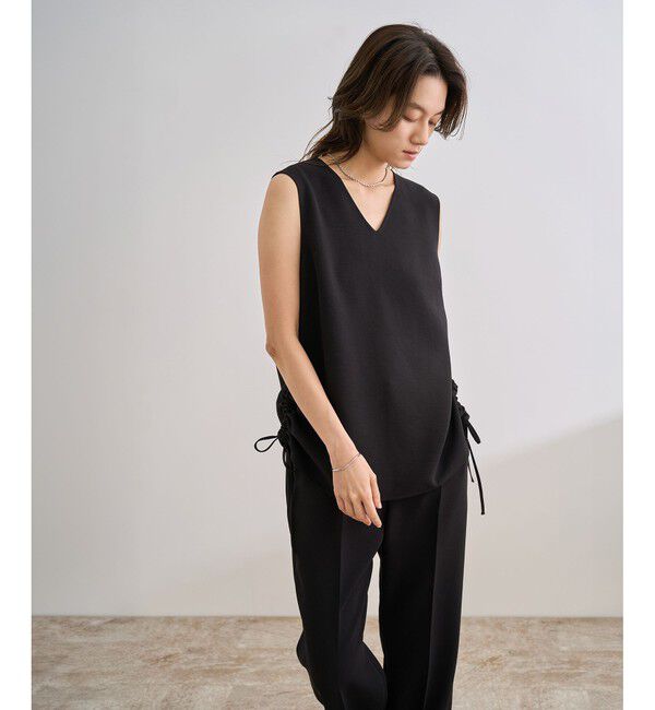 ROPE「【洗える】バックサテンドロストVネックブラウス【WEB・一部店舗限定】」|シャツ・ブラウス|