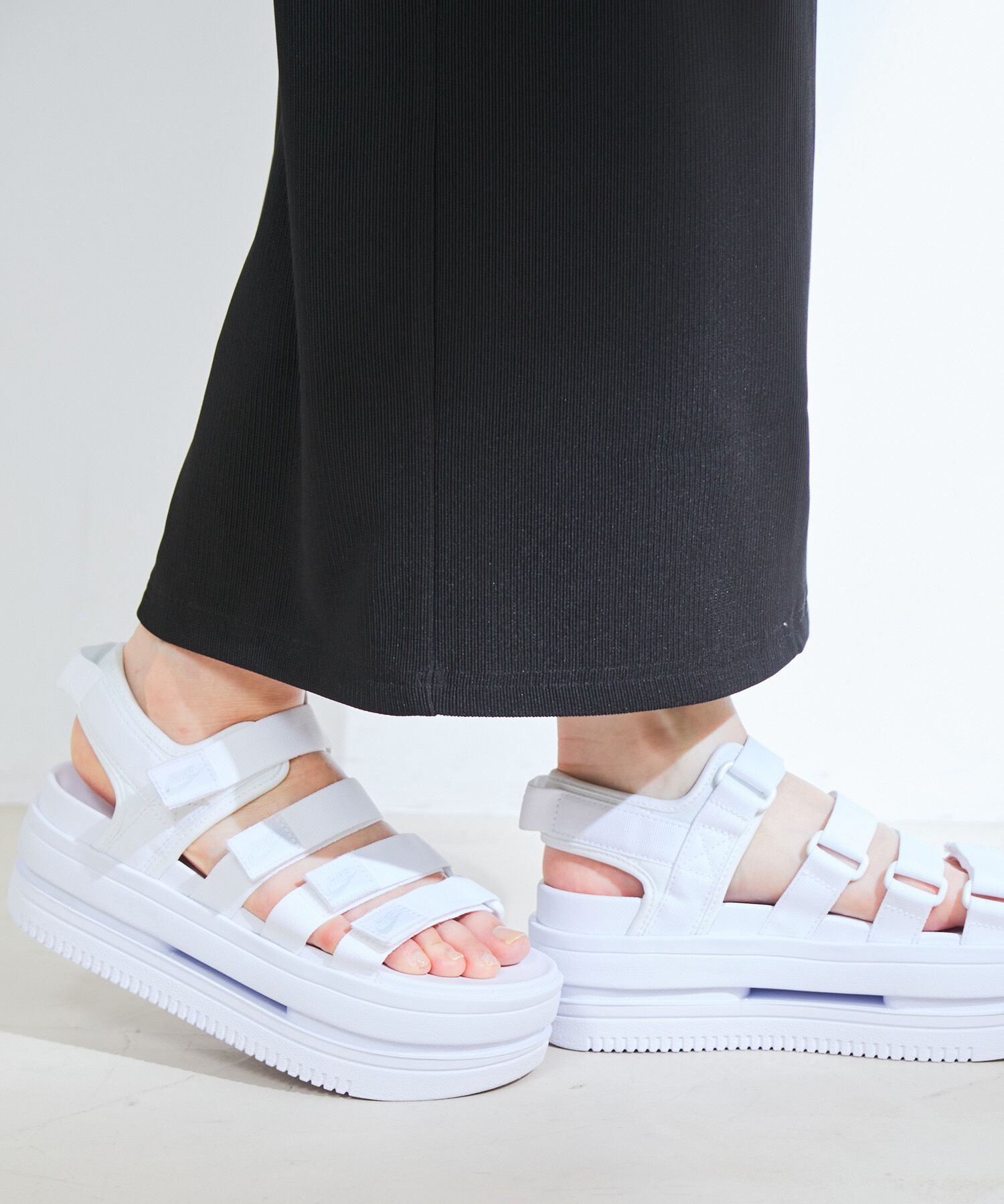 Juze「【WEB限定】【NIKE】 ウィメンズアイコンクラシックサンダル」|サンダル|