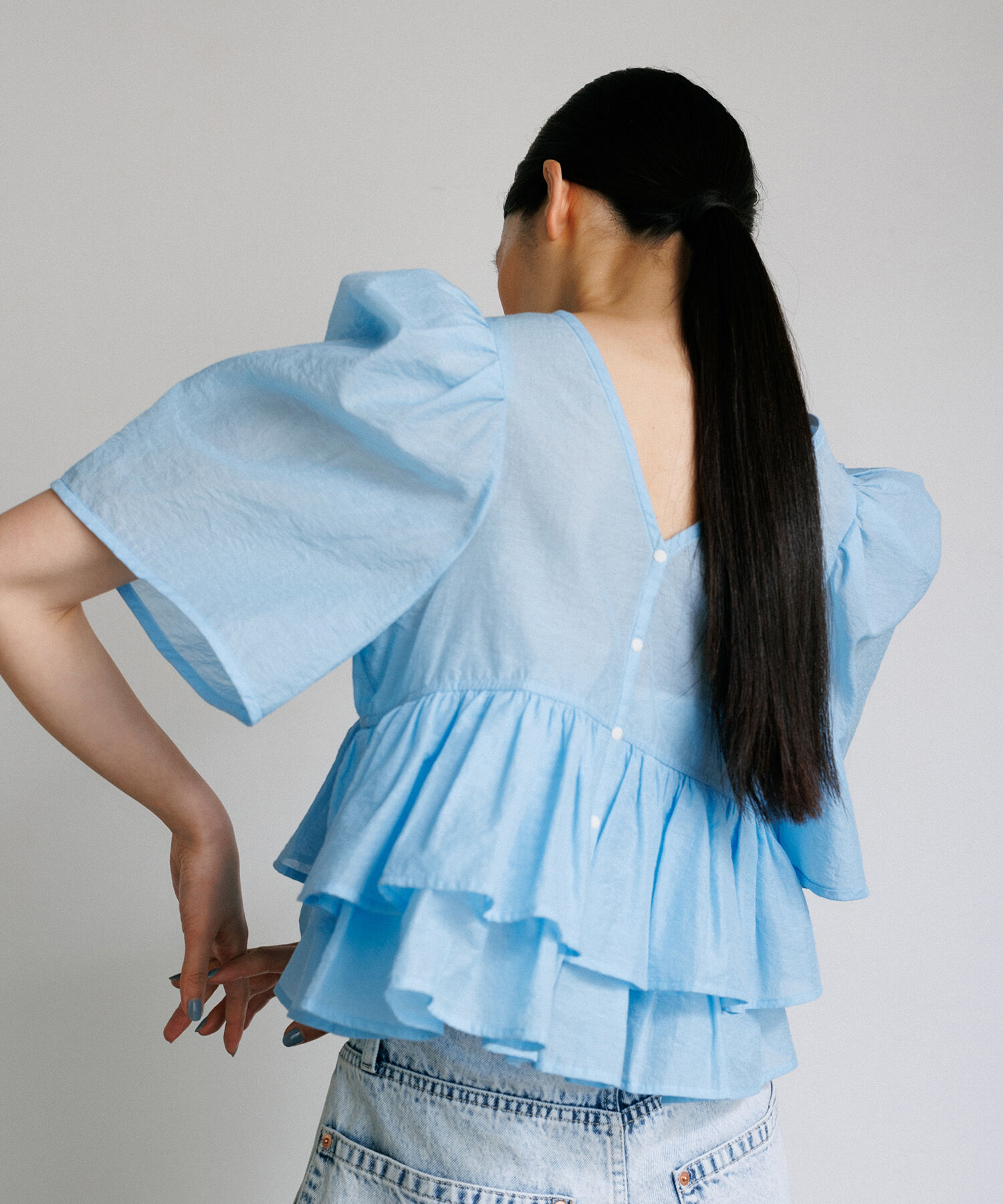 ADAM ET ROPE'「【再入荷・サステナブル】コットンギャザーフリル２WAYブラウス」|シャツ・ブラウス|