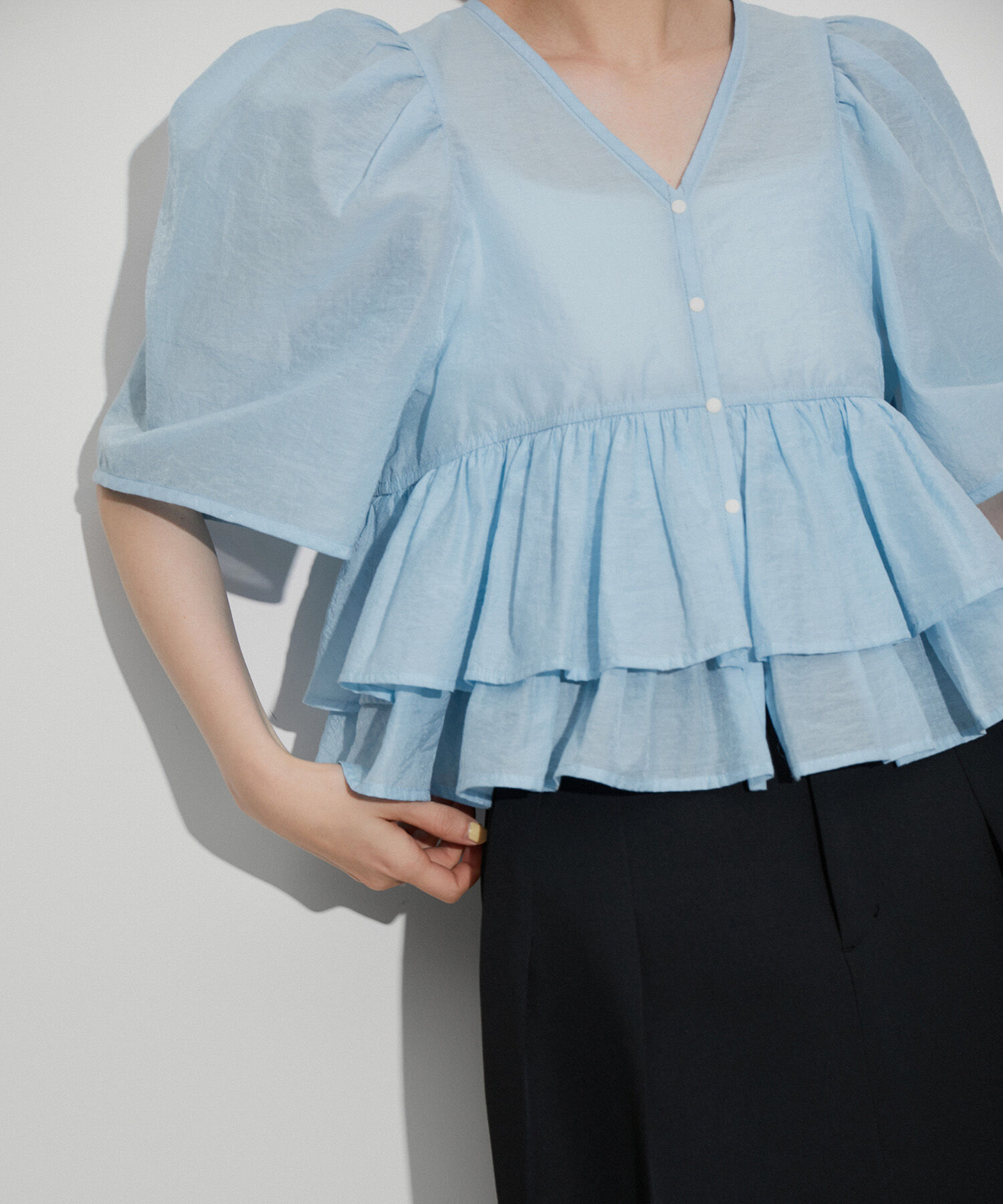 ADAM ET ROPE'「【再入荷・サステナブル】コットンギャザーフリル２WAYブラウス」|シャツ・ブラウス|
