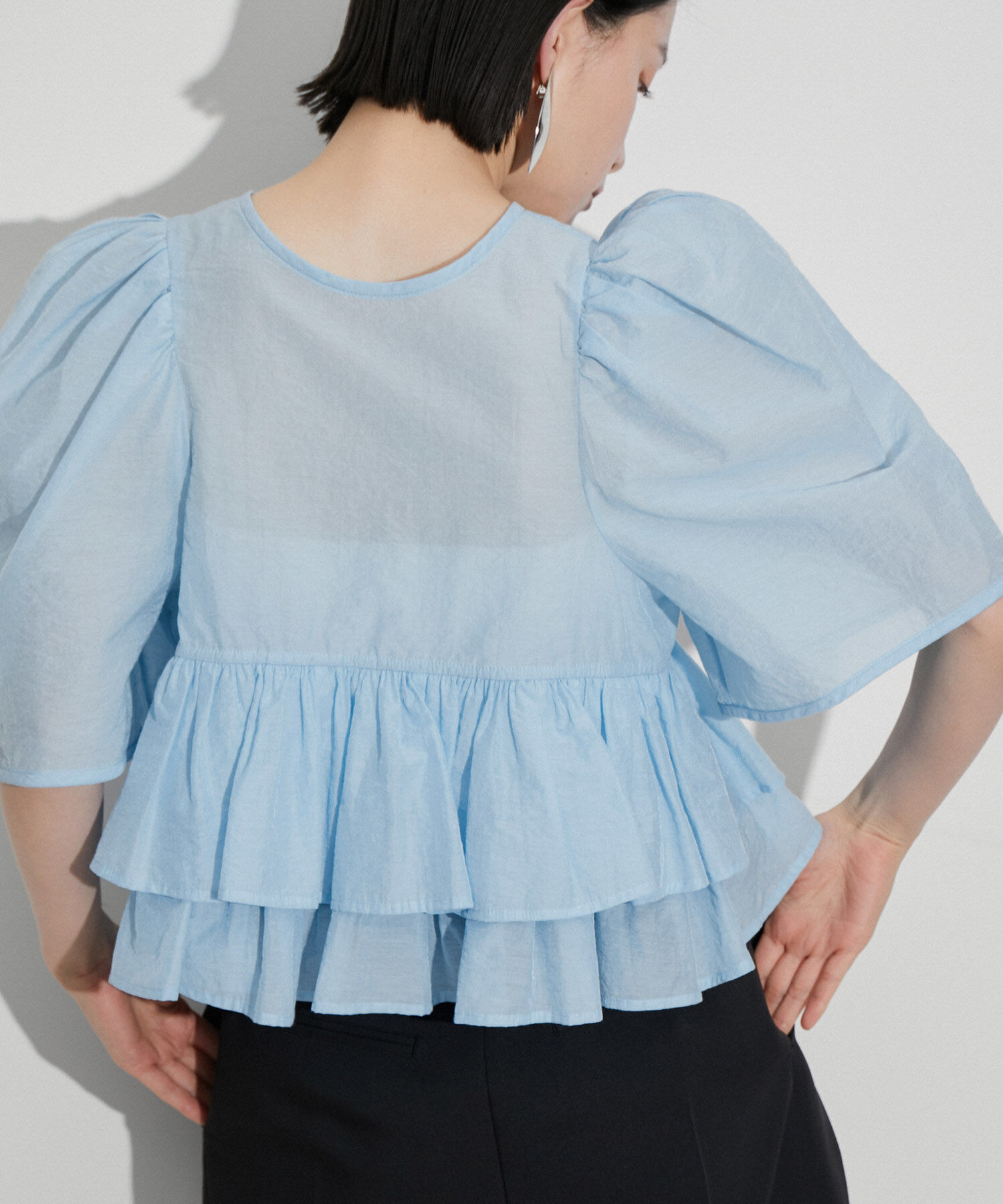 ADAM ET ROPE'「【再入荷・サステナブル】コットンギャザーフリル２WAYブラウス」|シャツ・ブラウス|