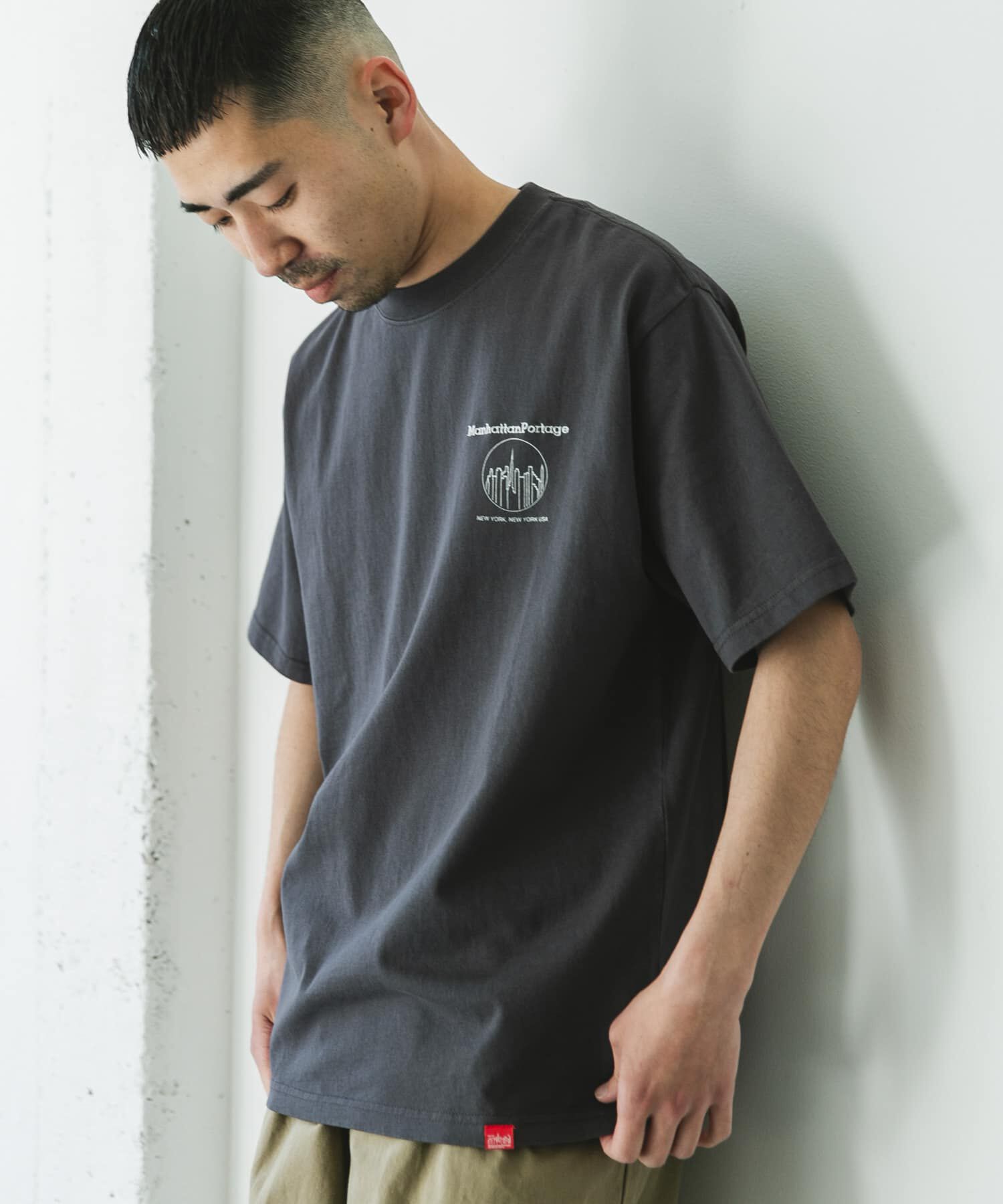 URBAN RESEARCH DOORS「『別注』MANHATTAN PORTAGE&times;DOORS　1ポイントプリントTシャツ」|Tシャツ・カットソー|