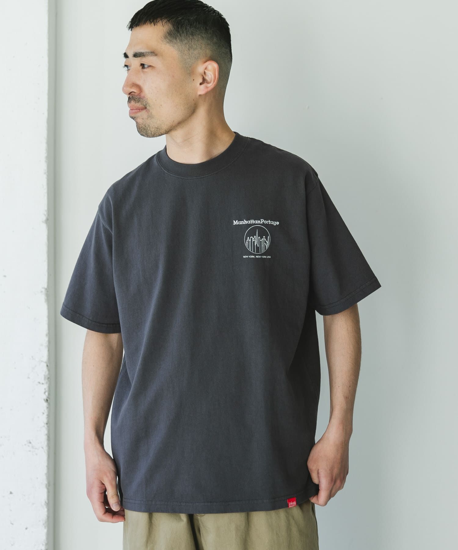 URBAN RESEARCH DOORS「『別注』MANHATTAN PORTAGE&times;DOORS　1ポイントプリントTシャツ」|Tシャツ・カットソー|
