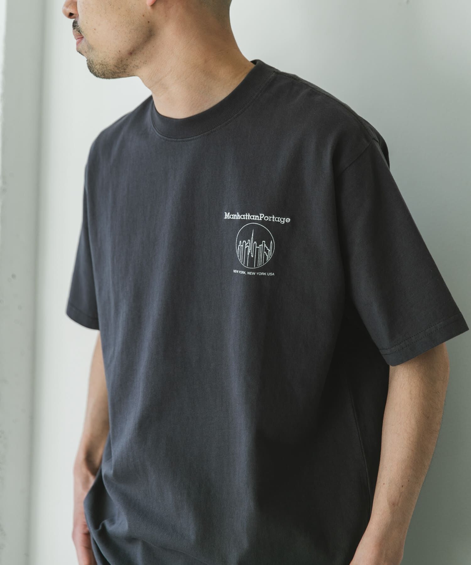 URBAN RESEARCH DOORS「『別注』MANHATTAN PORTAGE&times;DOORS　1ポイントプリントTシャツ」|Tシャツ・カットソー|