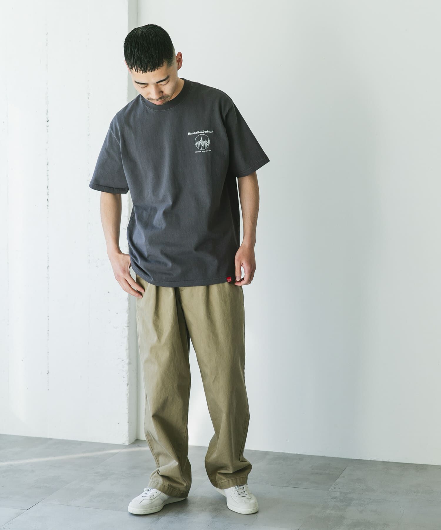 URBAN RESEARCH DOORS「『別注』MANHATTAN PORTAGE&times;DOORS　1ポイントプリントTシャツ」|Tシャツ・カットソー|