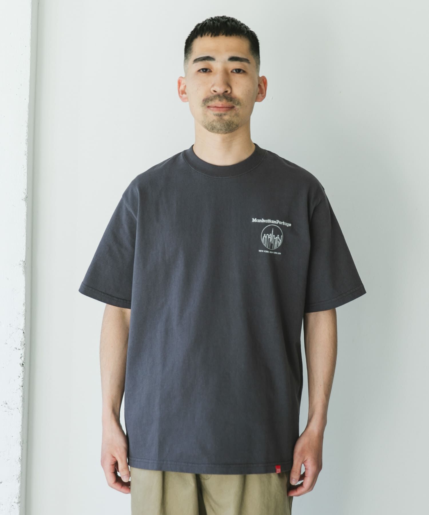 URBAN RESEARCH DOORS「『別注』MANHATTAN PORTAGE&times;DOORS　1ポイントプリントTシャツ」|Tシャツ・カットソー|