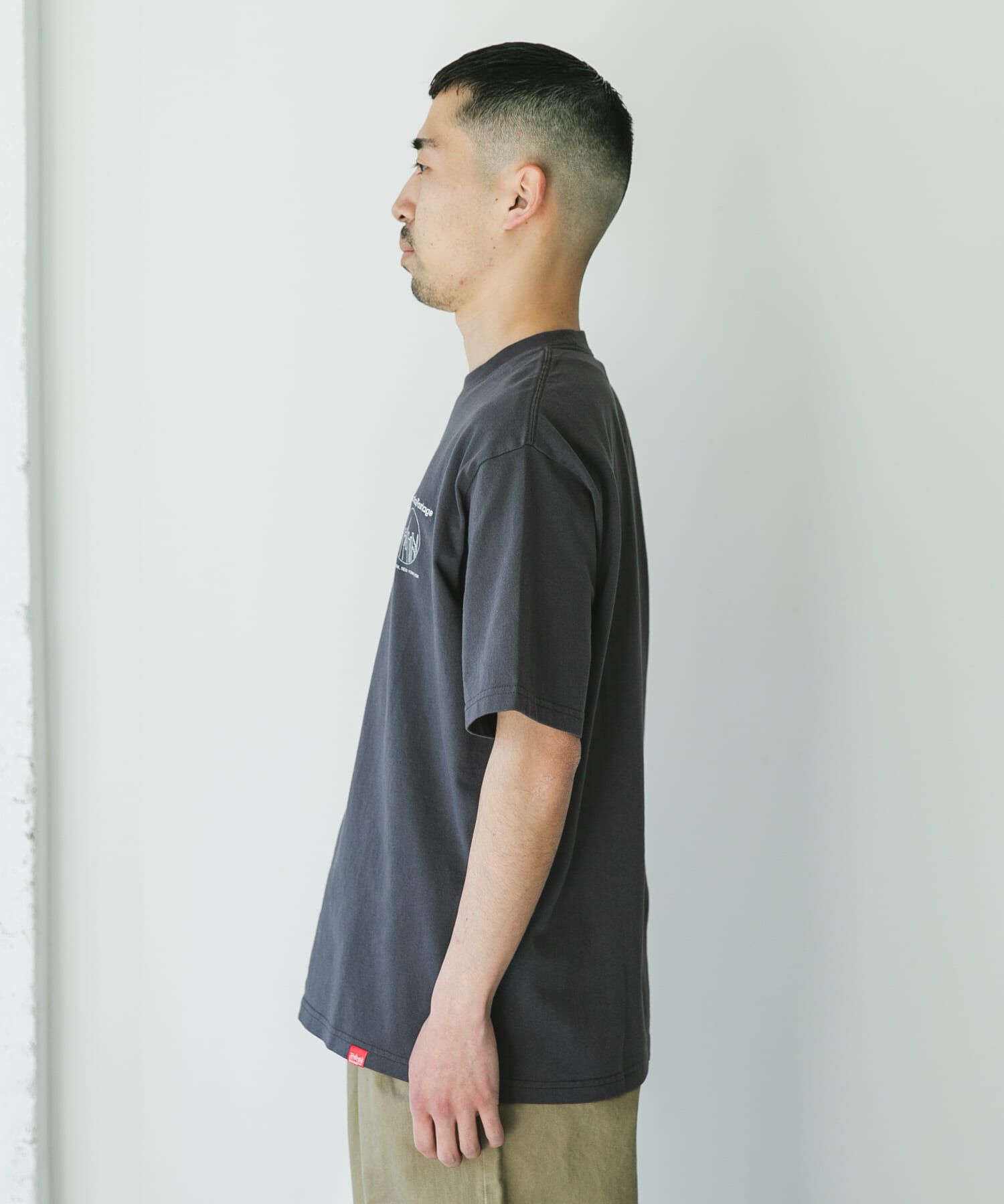 URBAN RESEARCH DOORS「『別注』MANHATTAN PORTAGE&times;DOORS　1ポイントプリントTシャツ」|Tシャツ・カットソー|