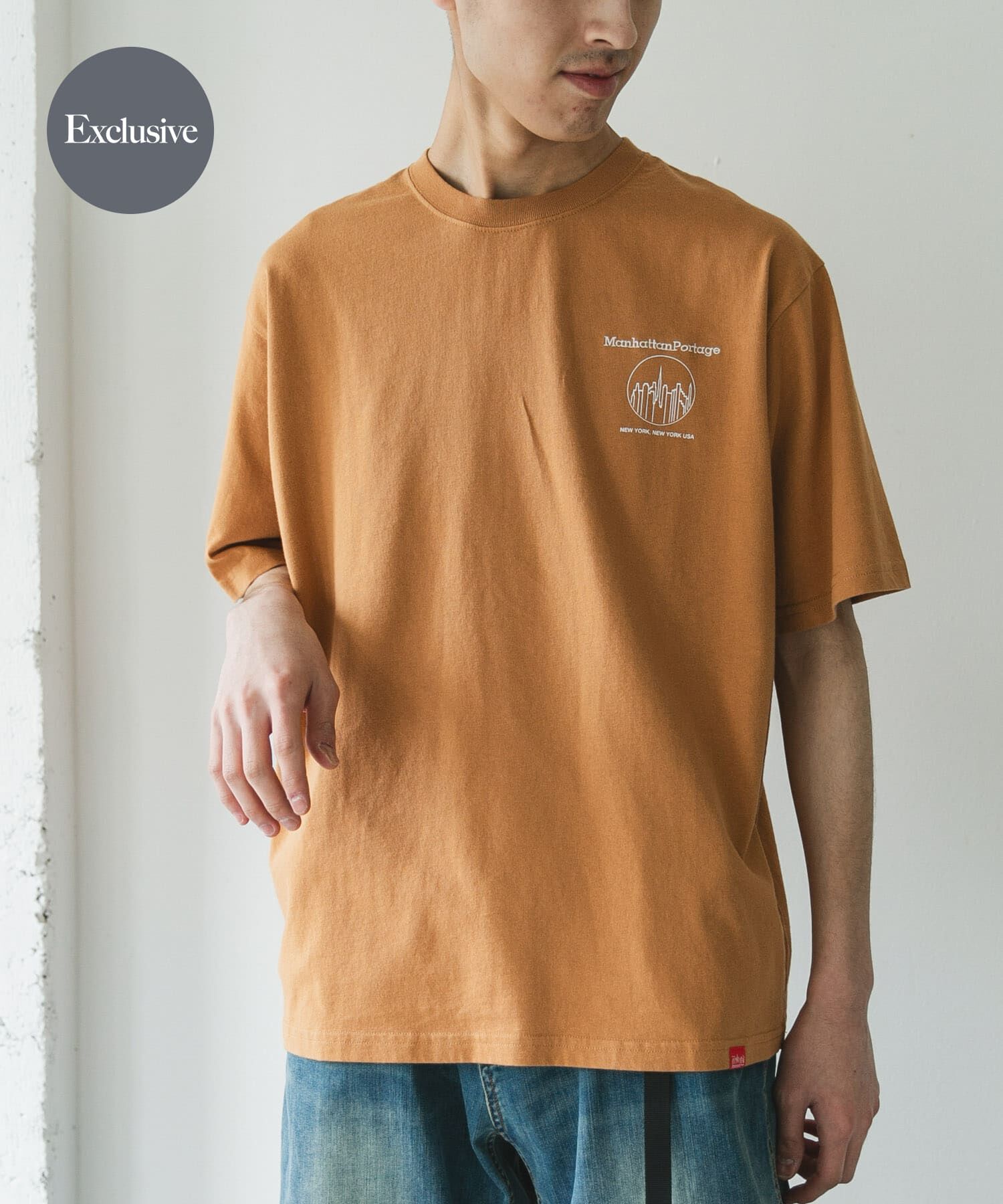 URBAN RESEARCH DOORS「『別注』MANHATTAN PORTAGE&times;DOORS　1ポイントプリントTシャツ」|Tシャツ・カットソー|オレンジ