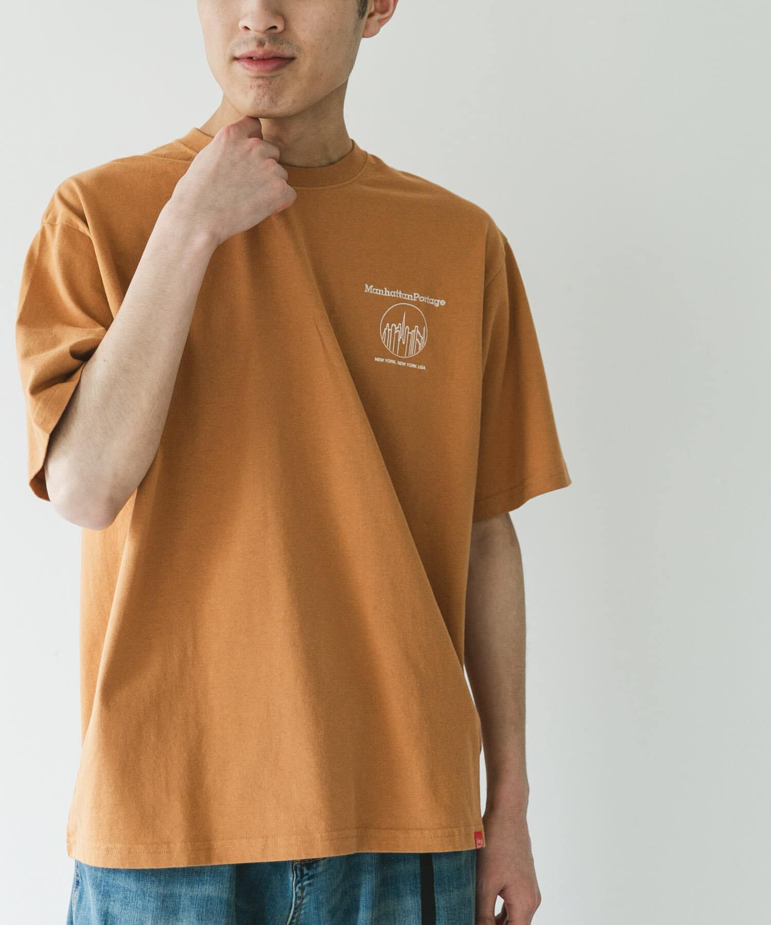 URBAN RESEARCH DOORS「『別注』MANHATTAN PORTAGE&times;DOORS　1ポイントプリントTシャツ」|Tシャツ・カットソー|