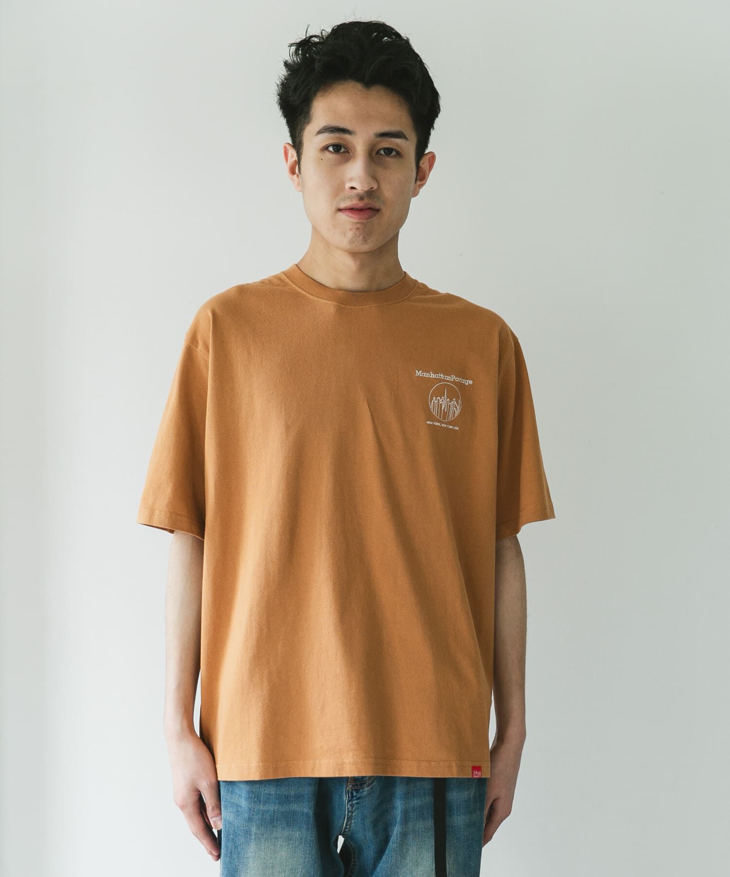 URBAN RESEARCH DOORS「『別注』MANHATTAN PORTAGE&times;DOORS　1ポイントプリントTシャツ」|Tシャツ・カットソー|