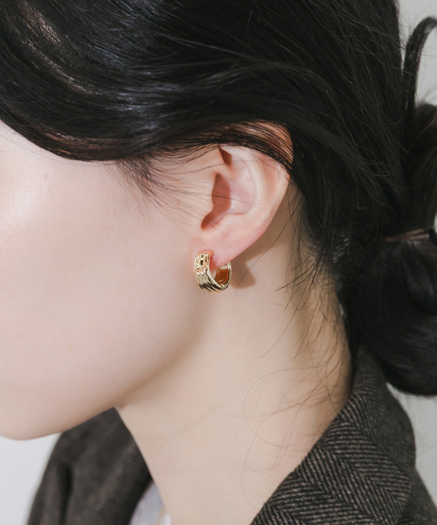 SMELLY「ニュアンスラインワンタッチフープイヤリング」|イヤリング|