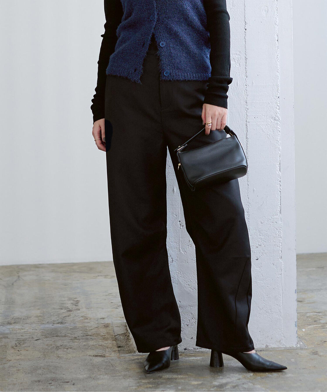 ur's「ベーシックカーブパンツ」|スラックス|ブラック