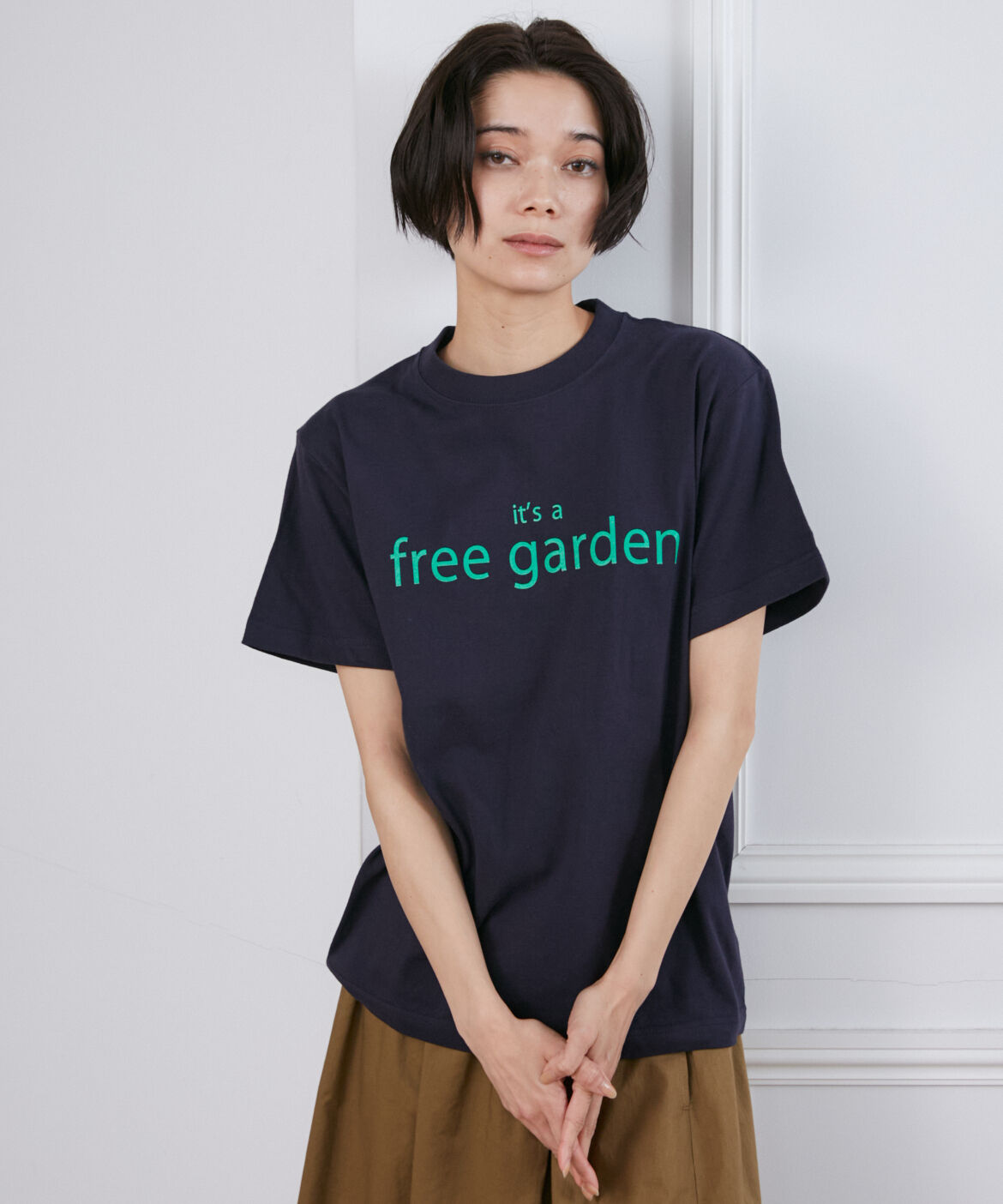 I.T.'S international「It's a free garden ロゴプリントTシャツ」|Tシャツ・カットソー|ネイビー