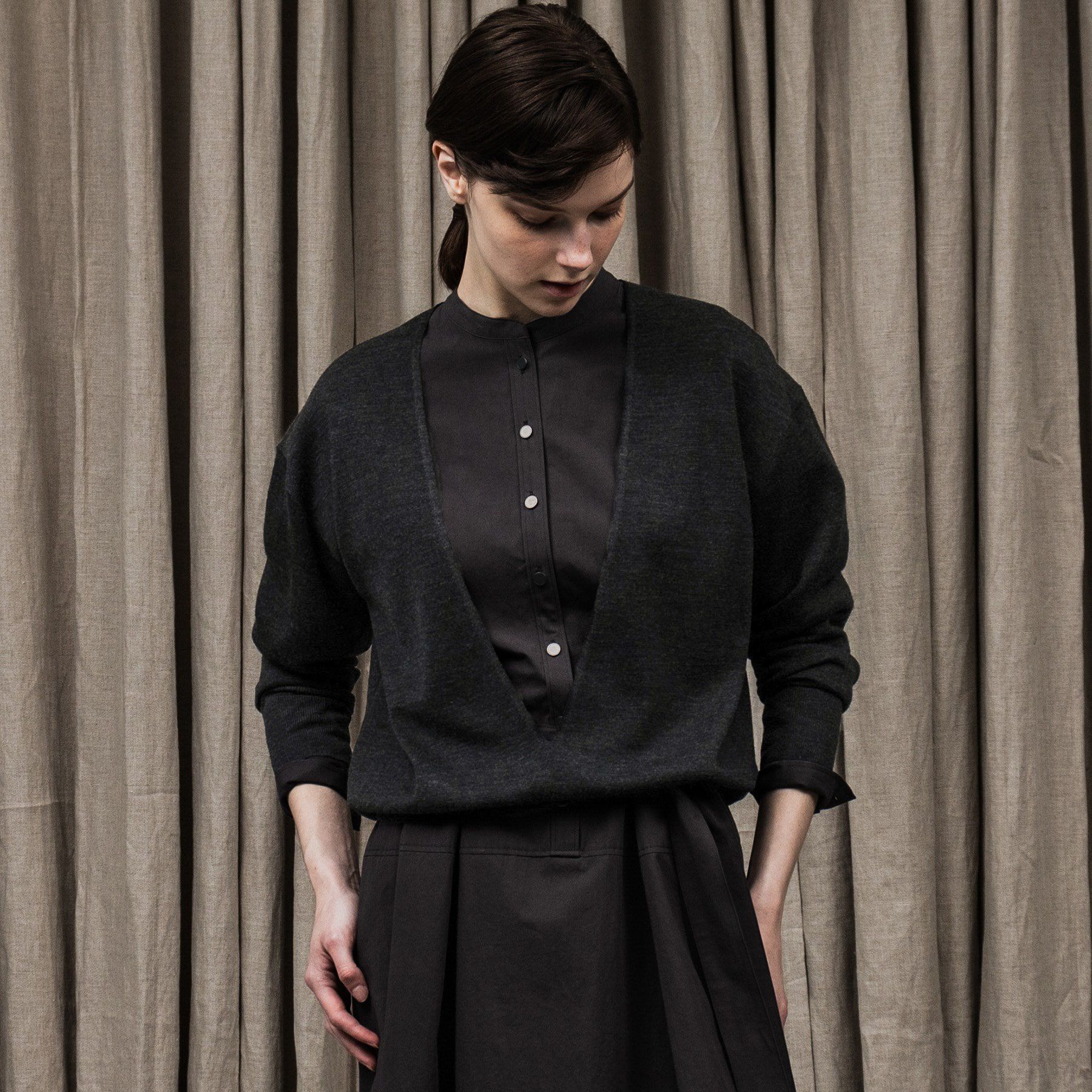 UNTITLED「ミレニアムウールVネックニット」|ニット・セーター|チャコールグレー(0