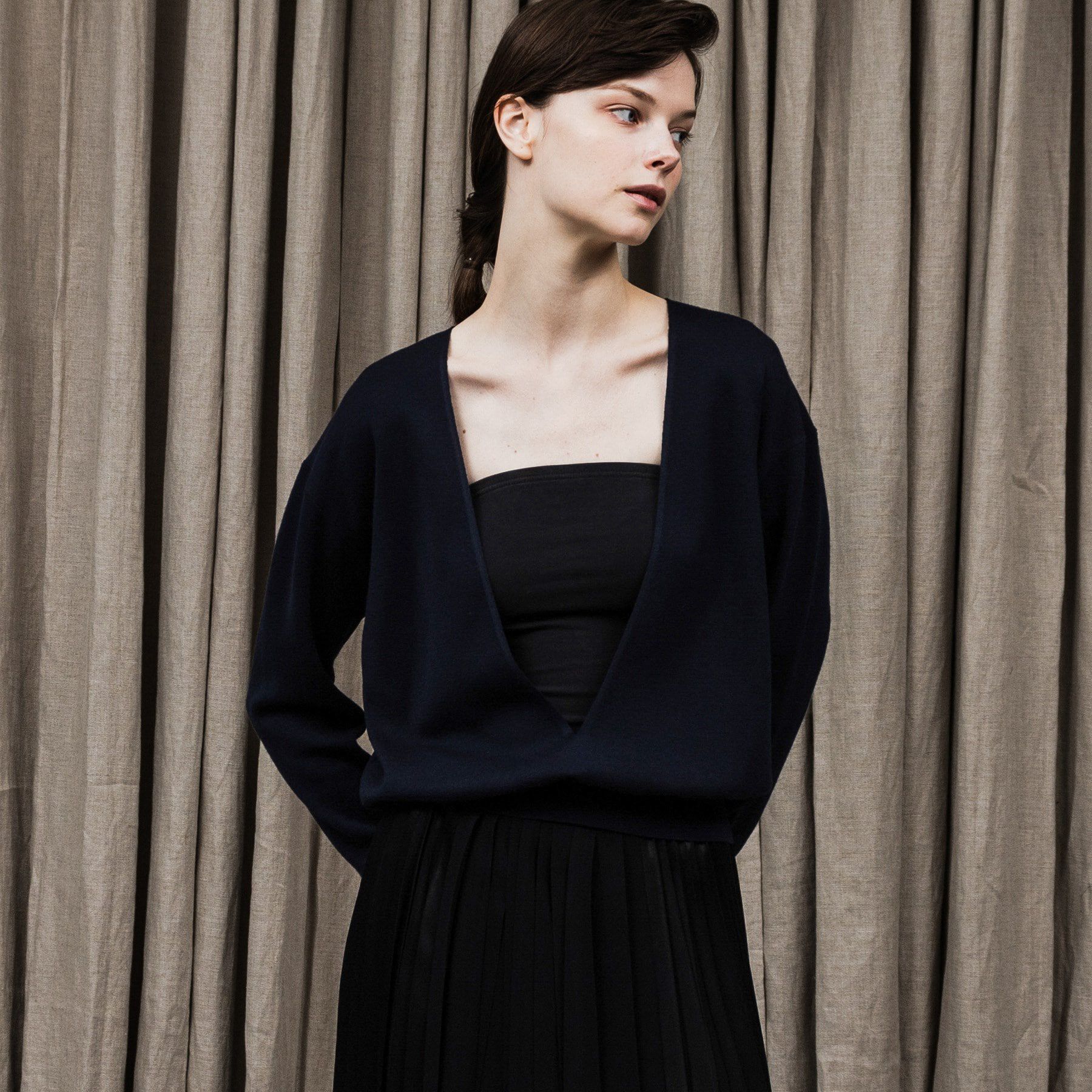 UNTITLED「ミレニアムウールVネックニット」|ニット・セーター|ネイビー(093)