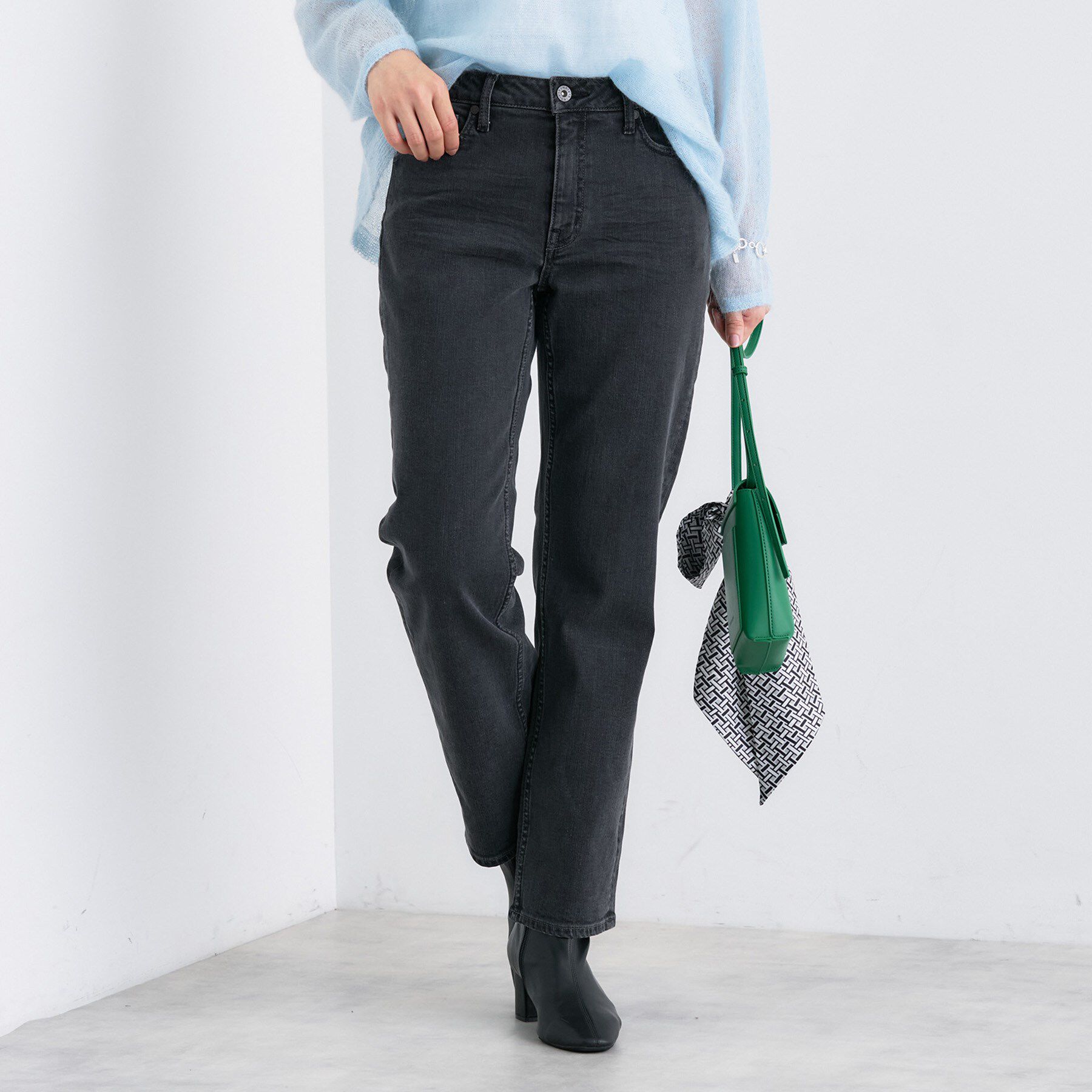 INDIVI「【通年活躍！褒められデニム】スリムストレート デニムパンツ」|デニム|チャコールグレー(0