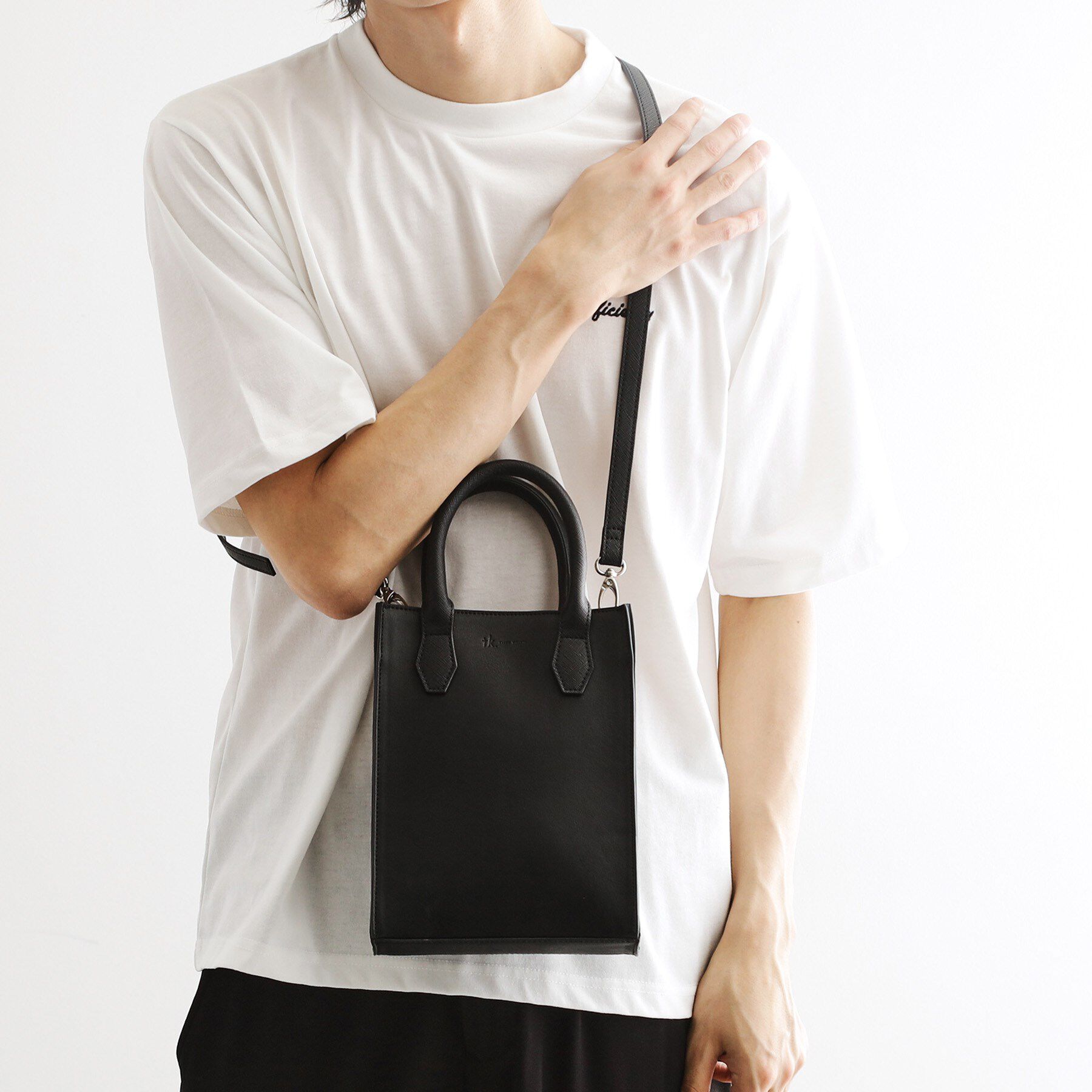 tk.TAKEO KIKUCHI「ハンドルスクエアバッグ」|ショルダー・メッセンジャー|ブラック(019)