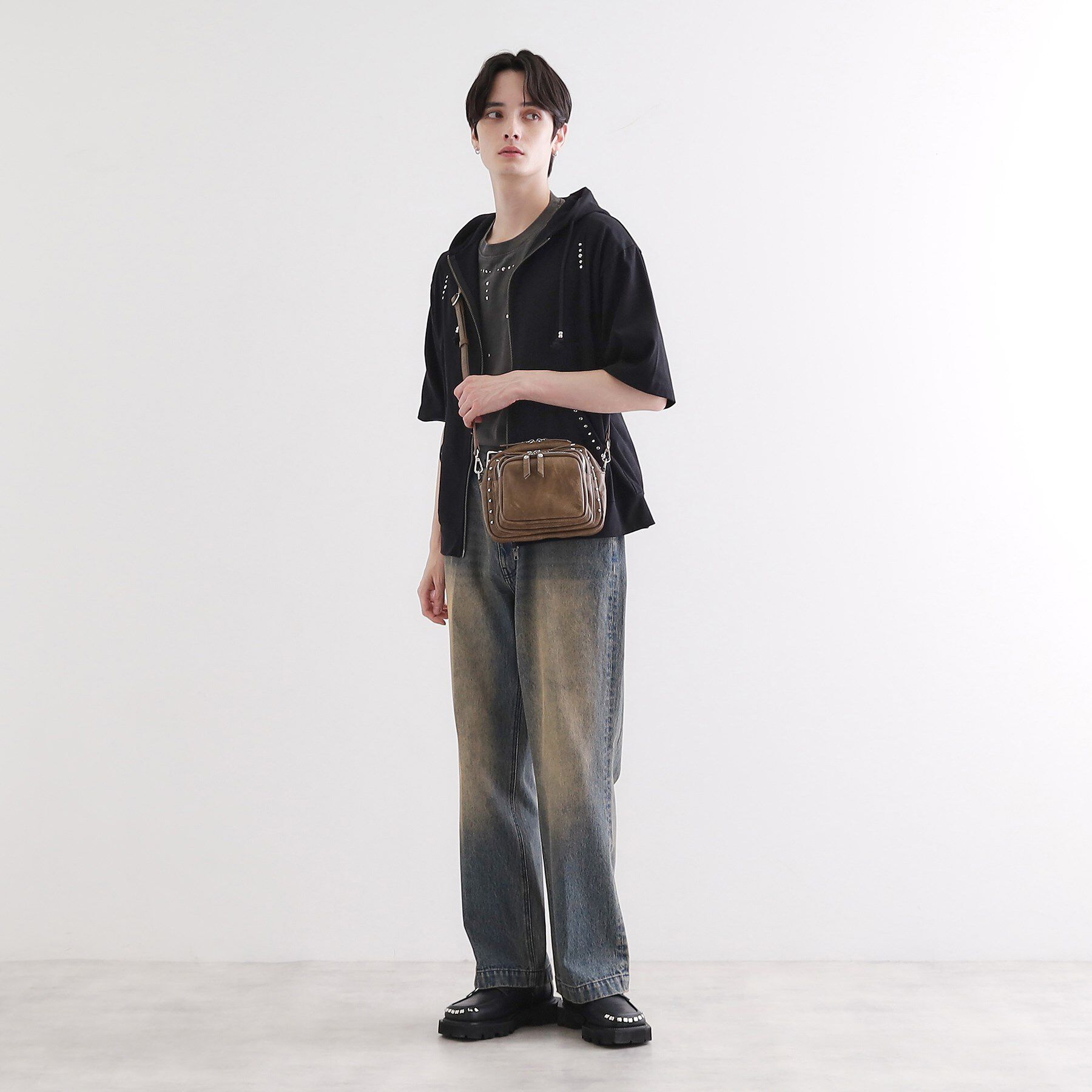 tk.TAKEO KIKUCHI「【スタッズシリーズ】ショルダーバッグ」|ショルダー・メッセンジャー|