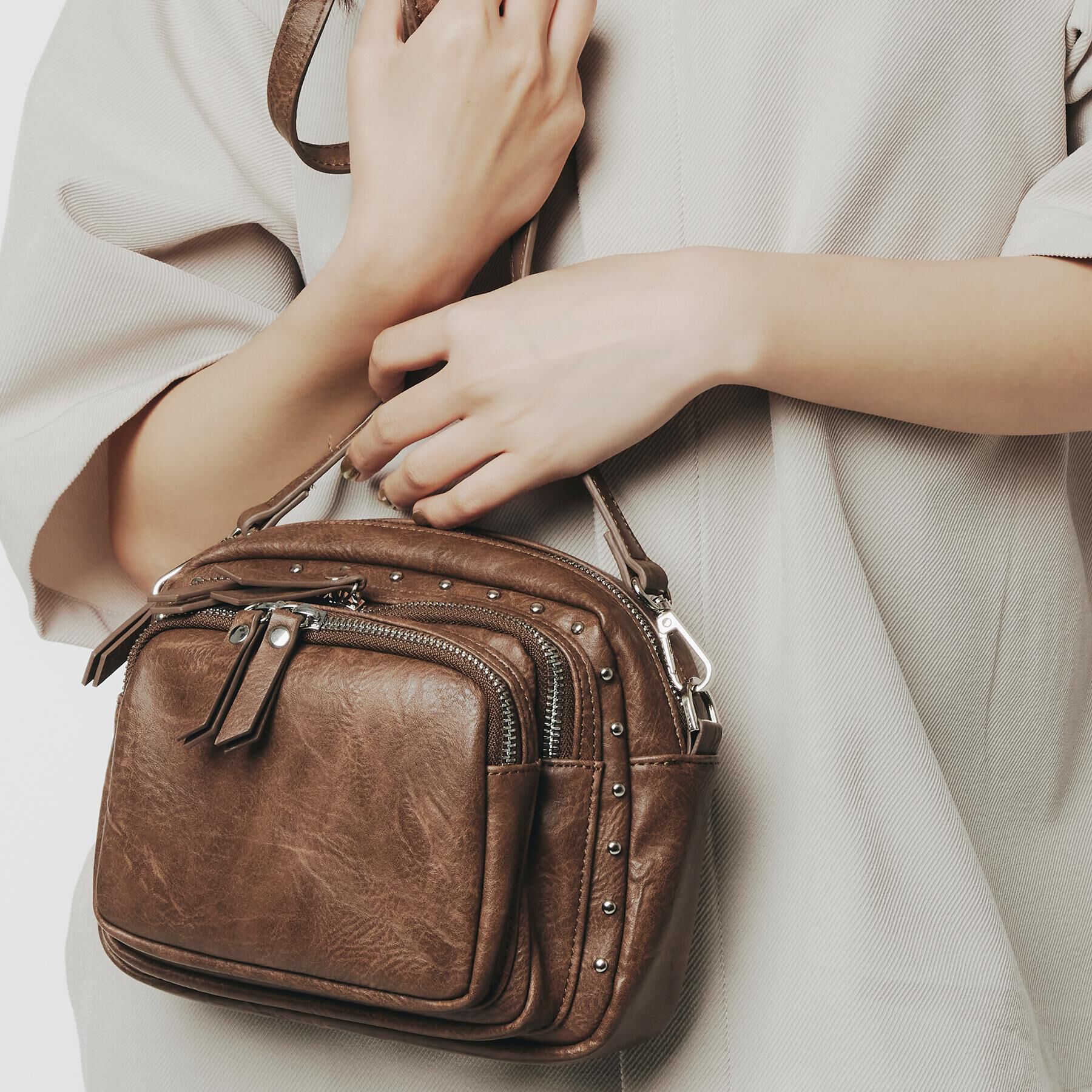 tk.TAKEO KIKUCHI「【スタッズシリーズ】ショルダーバッグ」|ショルダー・メッセンジャー|