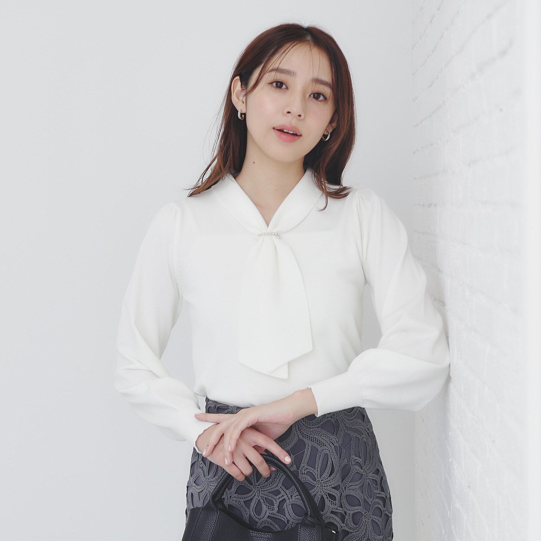 index「《8color/XS-LLsize》パール調パーツ付き ボウタイニット【洗濯機可】」|ニット・セーター|オフホワイト(803