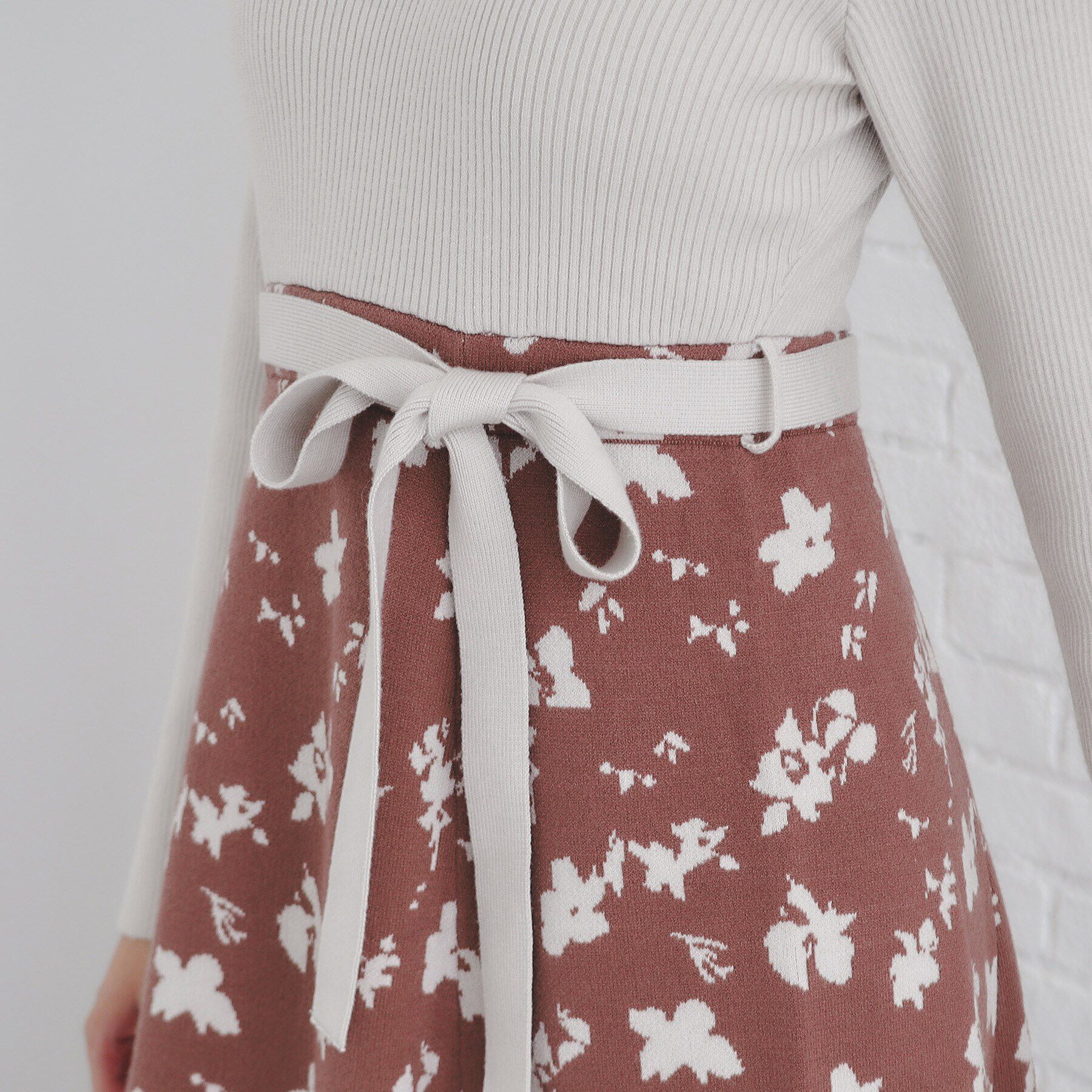 index「フラワージャカードフレアニットワンピース【洗濯機洗い可】」|ワンピース|