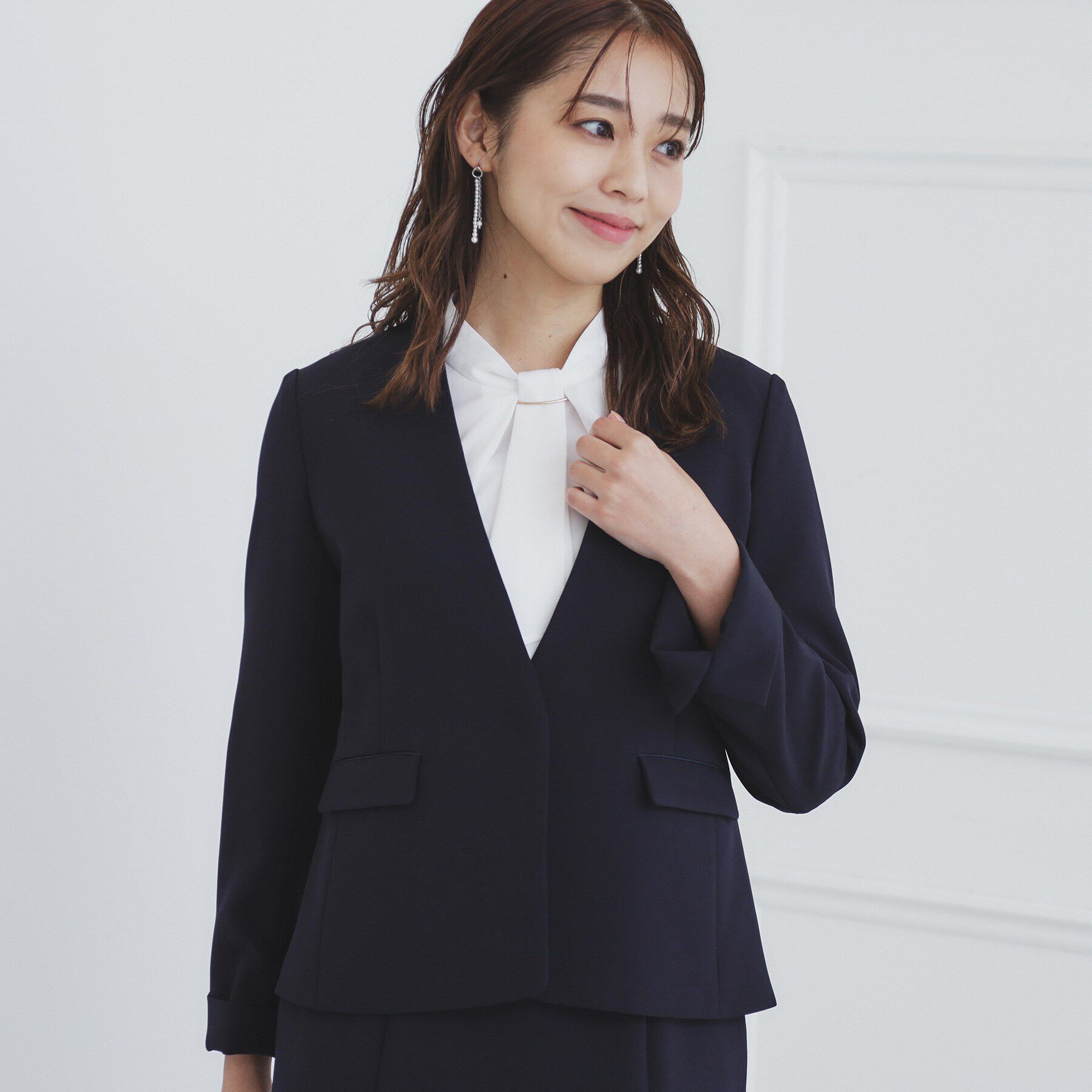 index「《通勤・セレモニー/セットアップ対応》多機能ノーカラージャケット【洗濯機洗い可/防シワ/抗ピル/スト」|ノーカラージャケット|ネイビー(094)