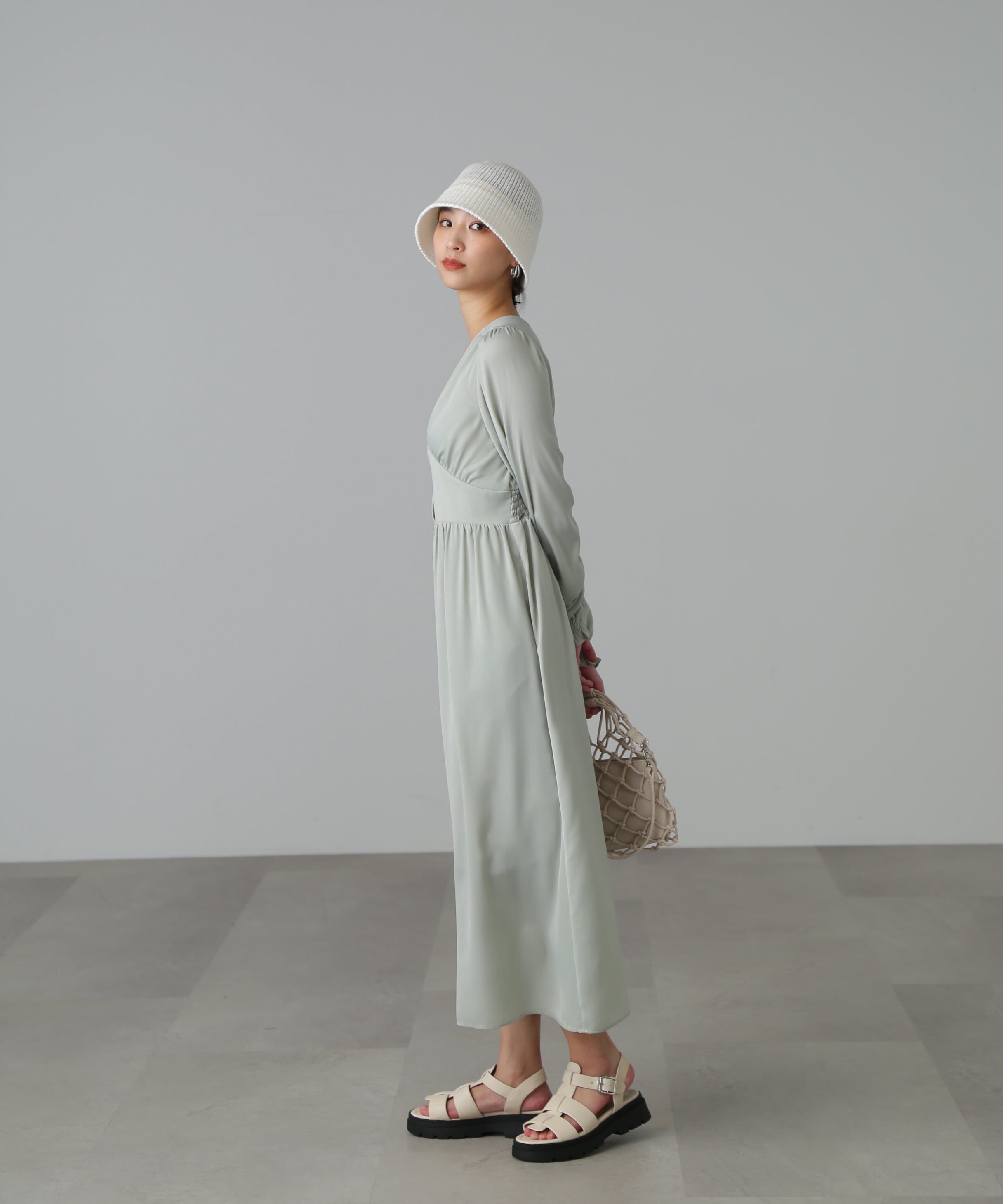  「ボリュームスリーブＶネックワンピース」|ワンピース|