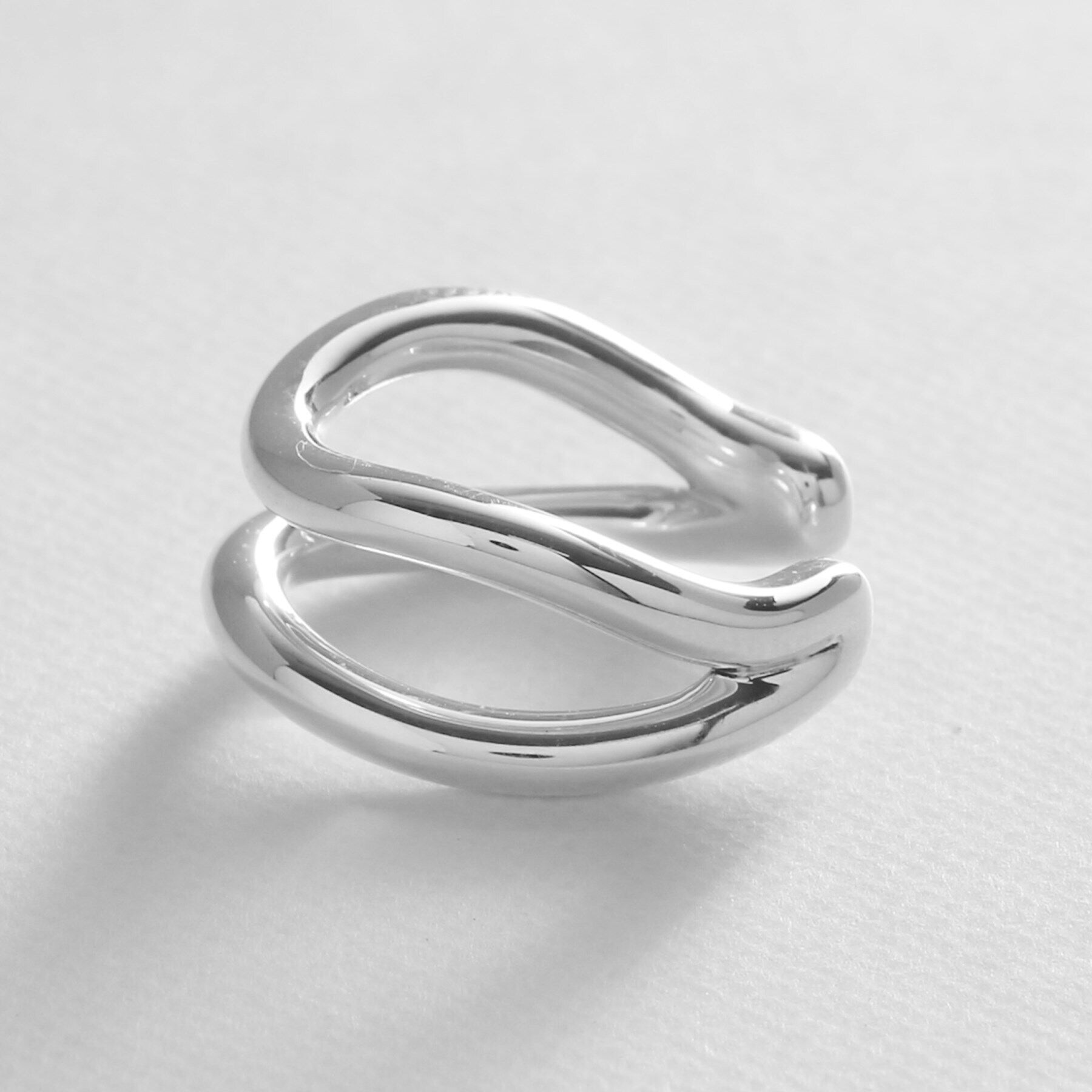 COCOSHNIK ONKITSCH「シルバー ラインイヤーカフ ダブルカーブ」|イヤリング|